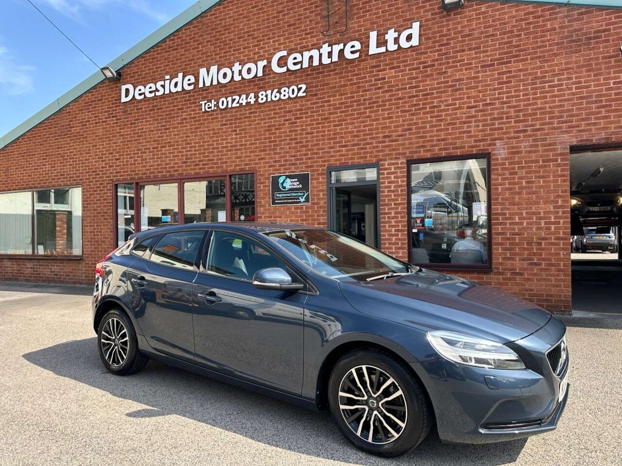 A 2017 VOLVO V40 2.0 T2 Momentum Hatchback 5dr Petrol Manual Euro 6 (s/s) (122 ps) A 2017 VOLVO V40 2.0 T2 Momentum Hatchback 5dr Petrol Manual Euro 6 (s/s) (122 ps)