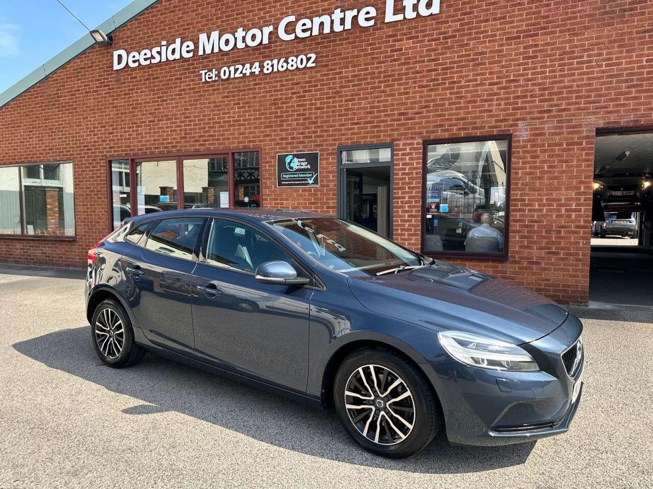 2017 VOLVO V40 2017 VOLVO V40