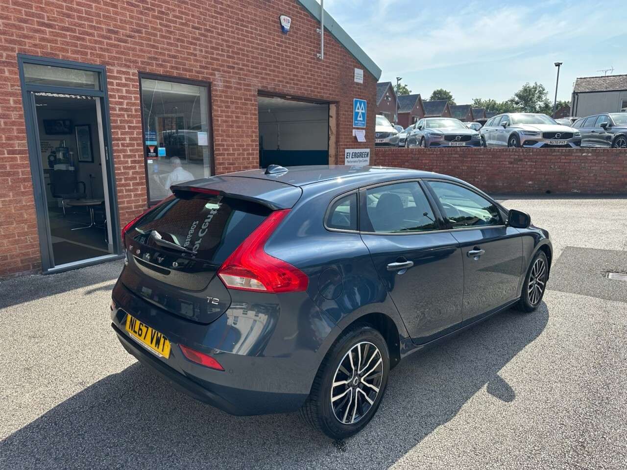2017 VOLVO V40 2017 VOLVO V40