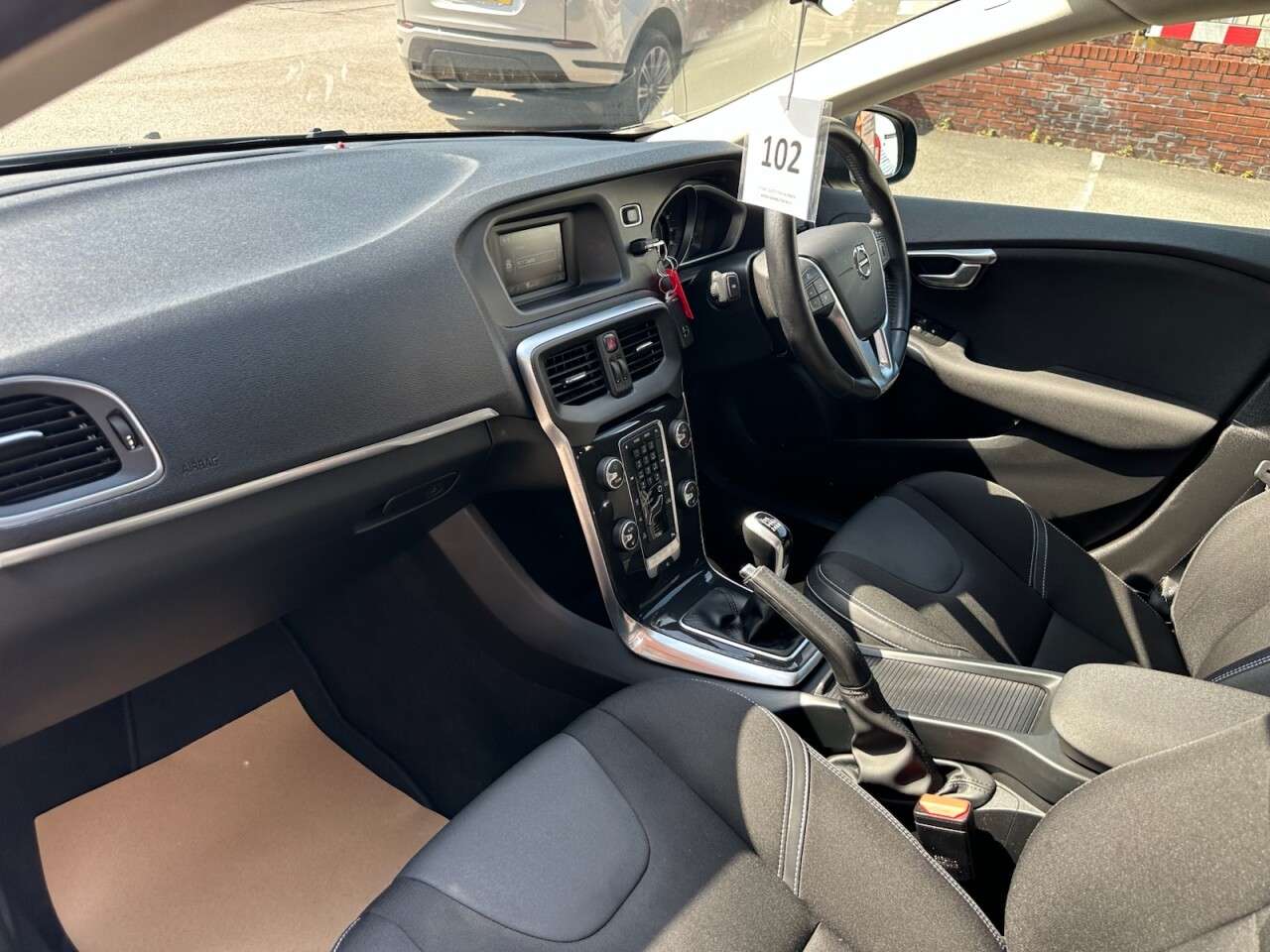 2017 VOLVO V40 2017 VOLVO V40