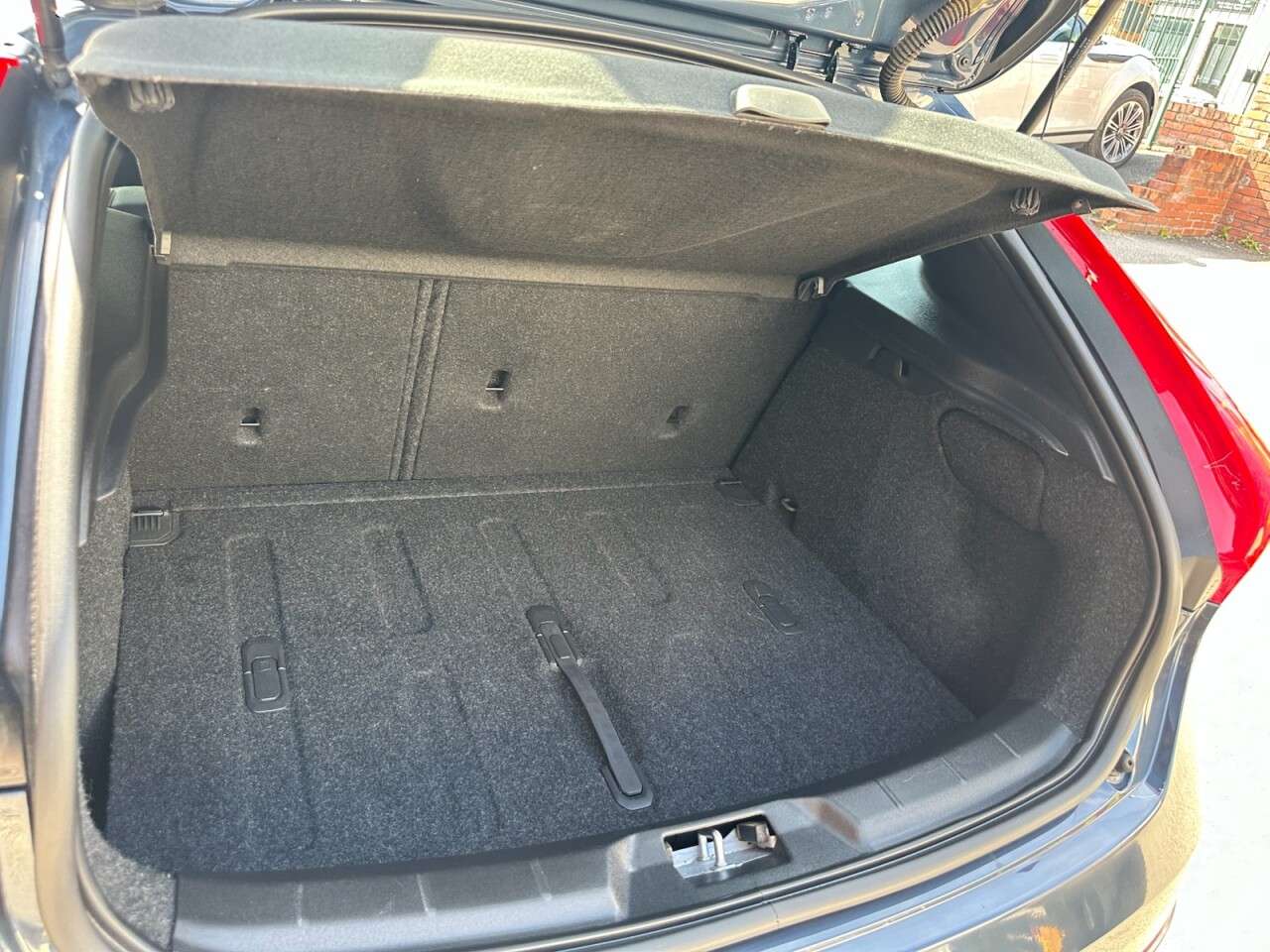 2017 VOLVO V40 2017 VOLVO V40