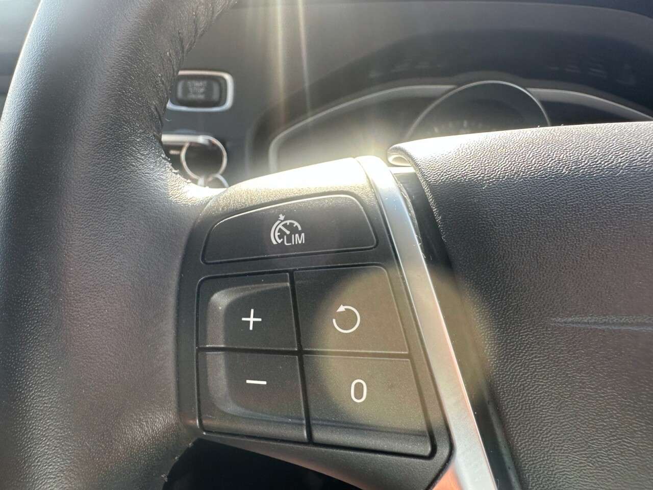 2017 VOLVO V40 2017 VOLVO V40