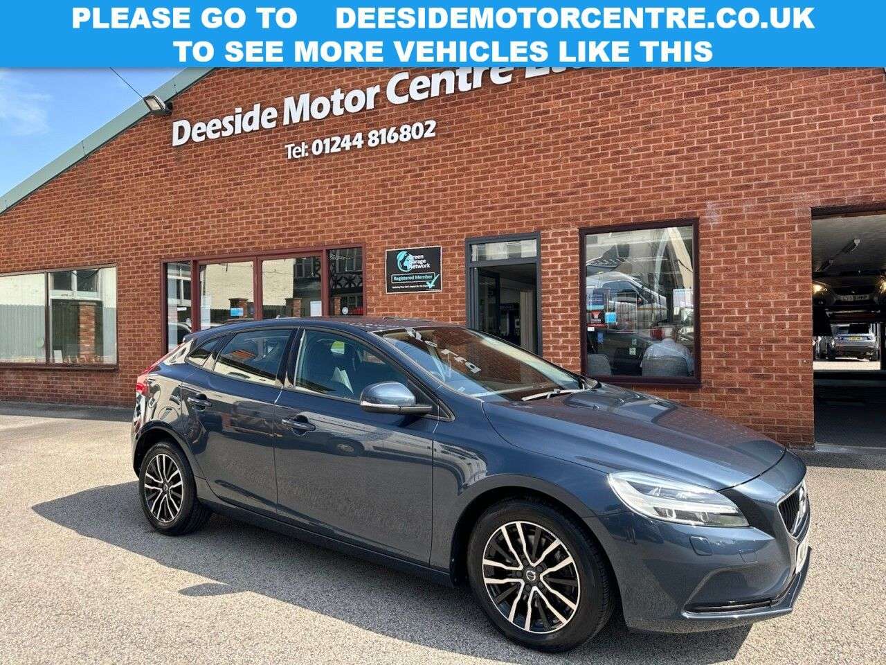 A 2017 VOLVO V40 2.0 T2 Momentum Hatchback 5dr Petrol Manual Euro 6 (s/s) (122 ps) A 2017 VOLVO V40 2.0 T2 Momentum Hatchback 5dr Petrol Manual Euro 6 (s/s) (122 ps)