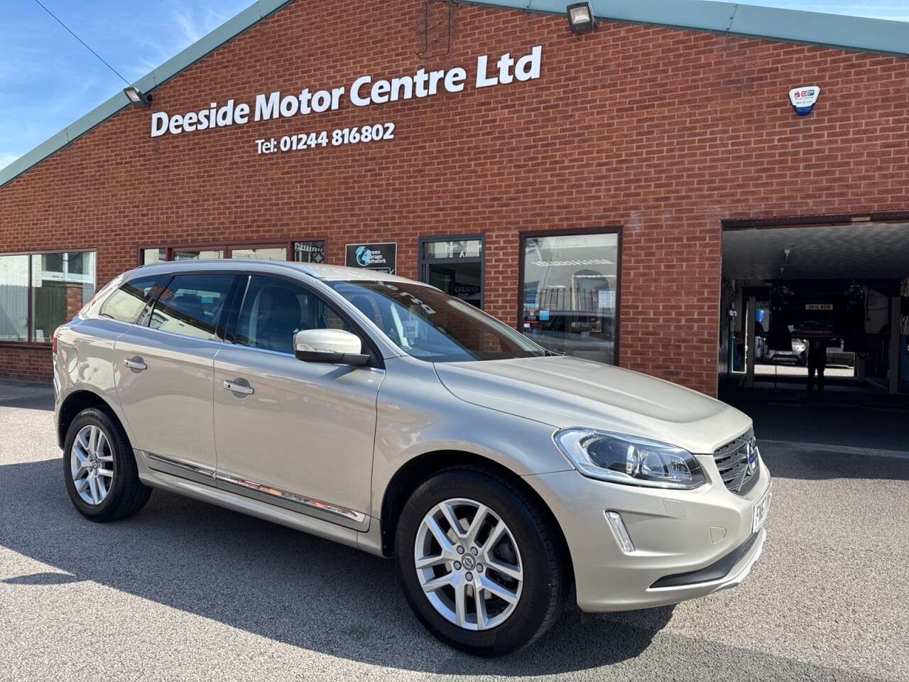 A 2017 VOLVO XC60 2.0 D4 SE Lux Nav SUV 5dr Diesel Auto Euro 6 (s/s) (190 ps) A 2017 VOLVO XC60 2.0 D4 SE Lux Nav SUV 5dr Diesel Auto Euro 6 (s/s) (190 ps)