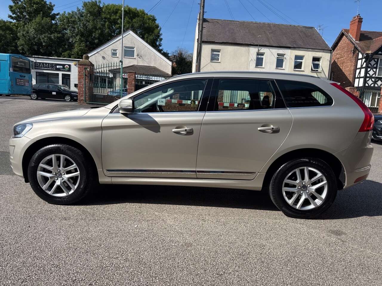 A 2017 VOLVO XC60 2.0 D4 SE Lux Nav SUV 5dr Diesel Auto Euro 6 (s/s) (190 ps) A 2017 VOLVO XC60 2.0 D4 SE Lux Nav SUV 5dr Diesel Auto Euro 6 (s/s) (190 ps)