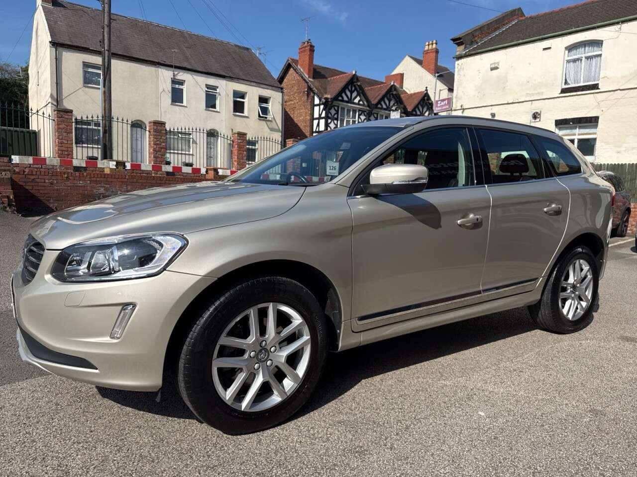 A 2017 VOLVO XC60 2.0 D4 SE Lux Nav SUV 5dr Diesel Auto Euro 6 (s/s) (190 ps) A 2017 VOLVO XC60 2.0 D4 SE Lux Nav SUV 5dr Diesel Auto Euro 6 (s/s) (190 ps)