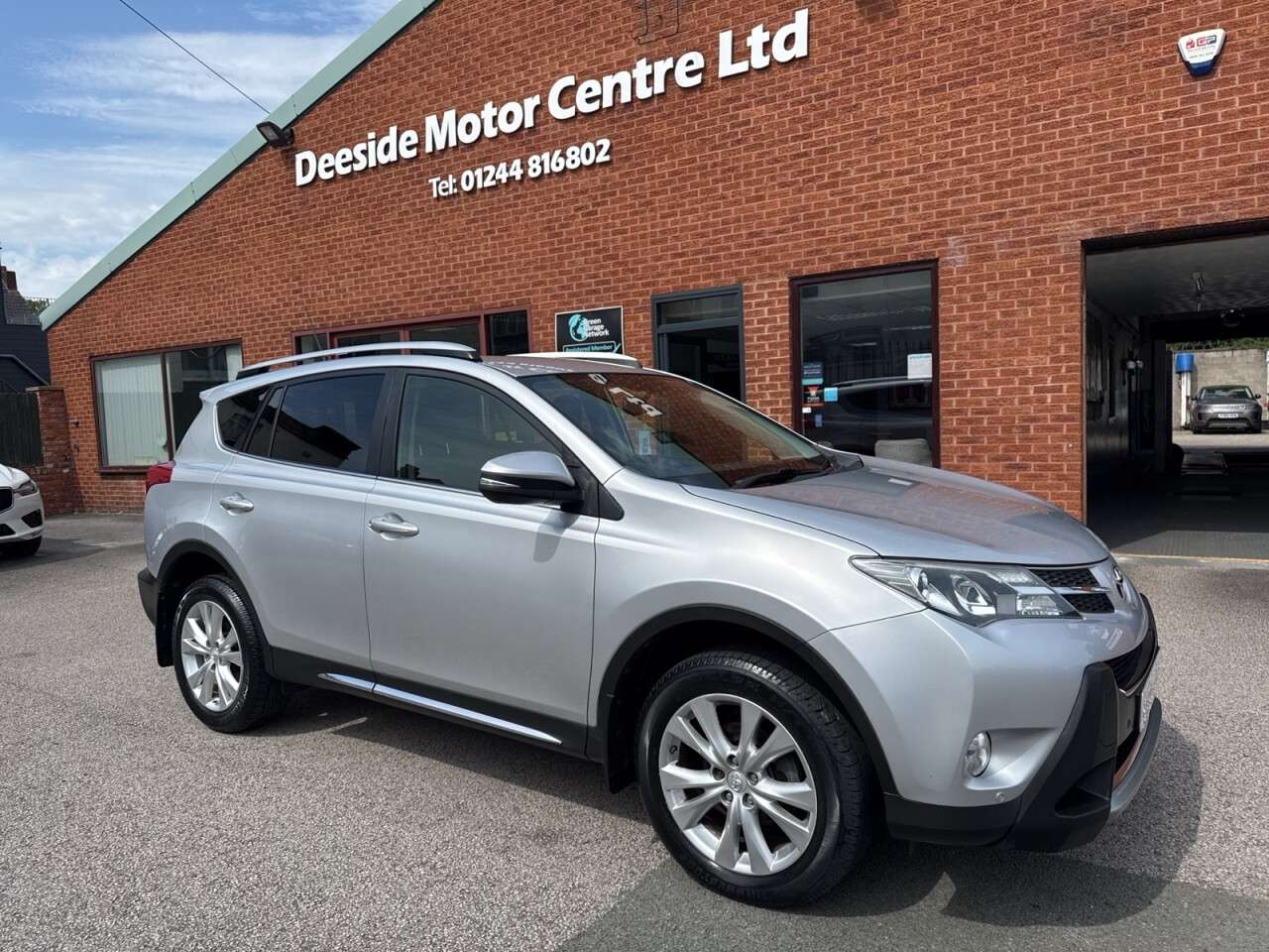 A 2014 TOYOTA RAV4 2.2 D-4D Invincible SUV 5dr Diesel Manual 4WD Euro 5 (150 ps) A 2014 TOYOTA RAV4 2.2 D-4D Invincible SUV 5dr Diesel Manual 4WD Euro 5 (150 ps)