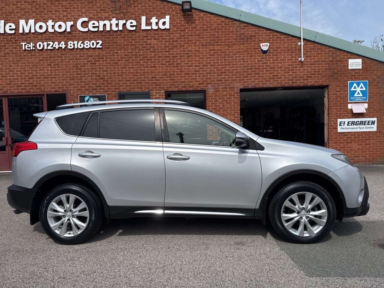 A 2014 TOYOTA RAV4 2.2 D-4D Invincible SUV 5dr Diesel Manual 4WD Euro 5 (150 ps) A 2014 TOYOTA RAV4 2.2 D-4D Invincible SUV 5dr Diesel Manual 4WD Euro 5 (150 ps)