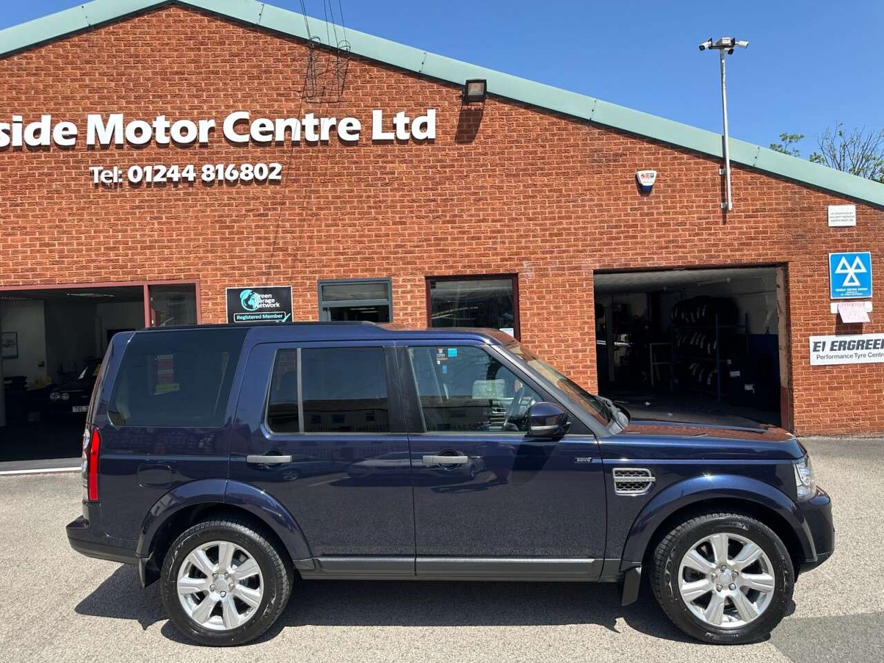 A 2016 LAND ROVER DISCOVERY 4 3.0 SD V6 SE Tech SUV 5dr Diesel Auto 4WD Euro 6 (s/s) (256 bhp) A 2016 LAND ROVER DISCOVERY 4 3.0 SD V6 SE Tech SUV 5dr Diesel Auto 4WD Euro 6 (s/s) (256 bhp)