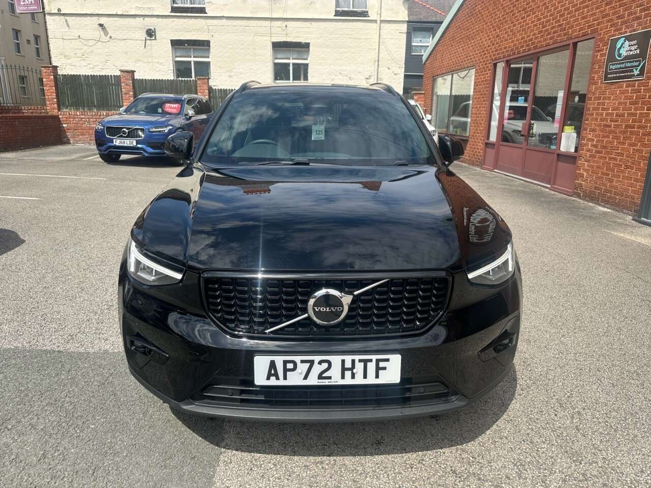 A 2023 VOLVO XC40 2.0 B3 MHEV Plus Dark SUV 5dr Petrol Hybrid DCT Auto Euro 6 (s/s) (163 ps) A 2023 VOLVO XC40 2.0 B3 MHEV Plus Dark SUV 5dr Petrol Hybrid DCT Auto Euro 6 (s/s) (163 ps)