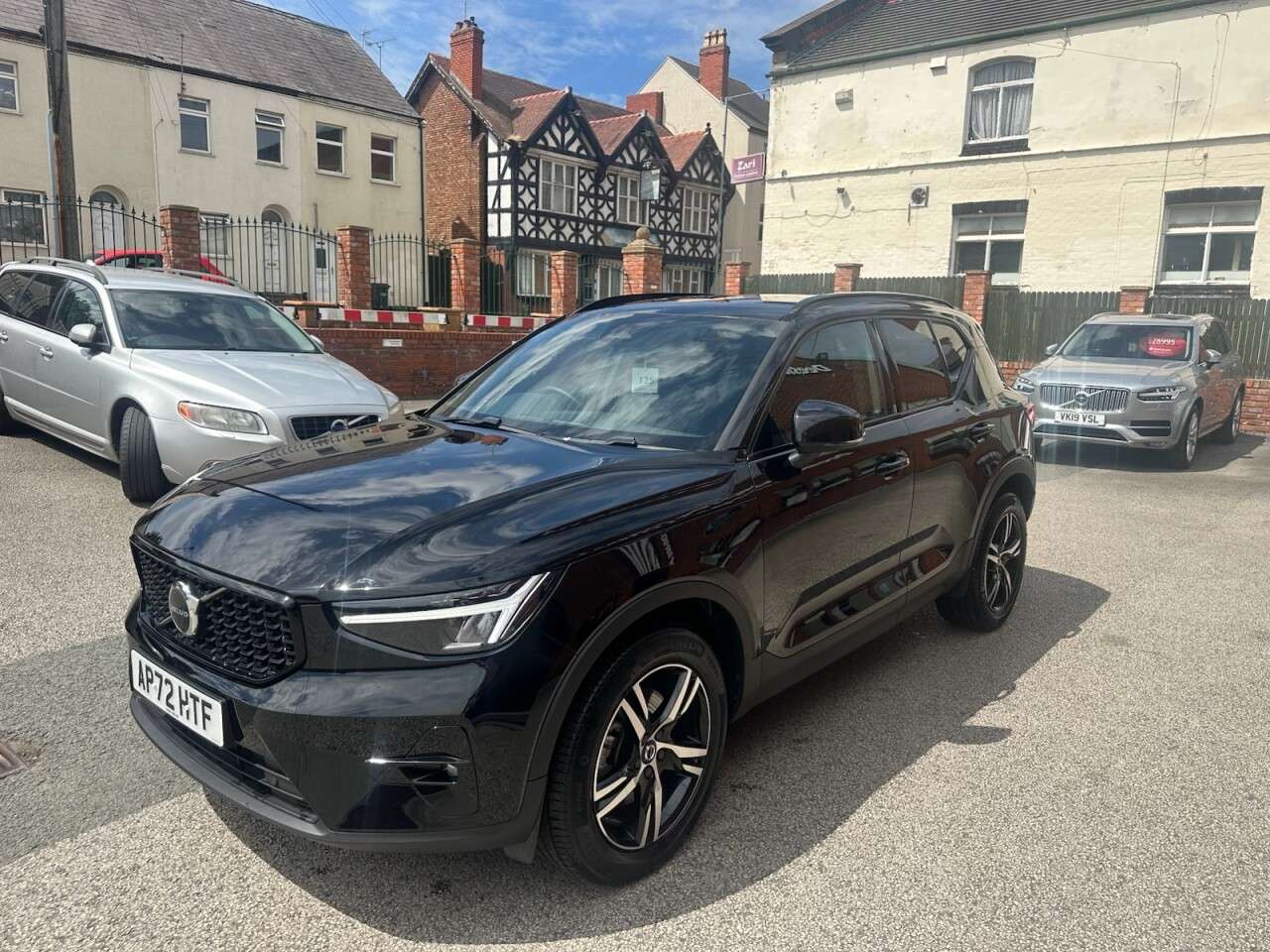 A 2023 VOLVO XC40 2.0 B3 MHEV Plus Dark SUV 5dr Petrol Hybrid DCT Auto Euro 6 (s/s) (163 ps) A 2023 VOLVO XC40 2.0 B3 MHEV Plus Dark SUV 5dr Petrol Hybrid DCT Auto Euro 6 (s/s) (163 ps)
