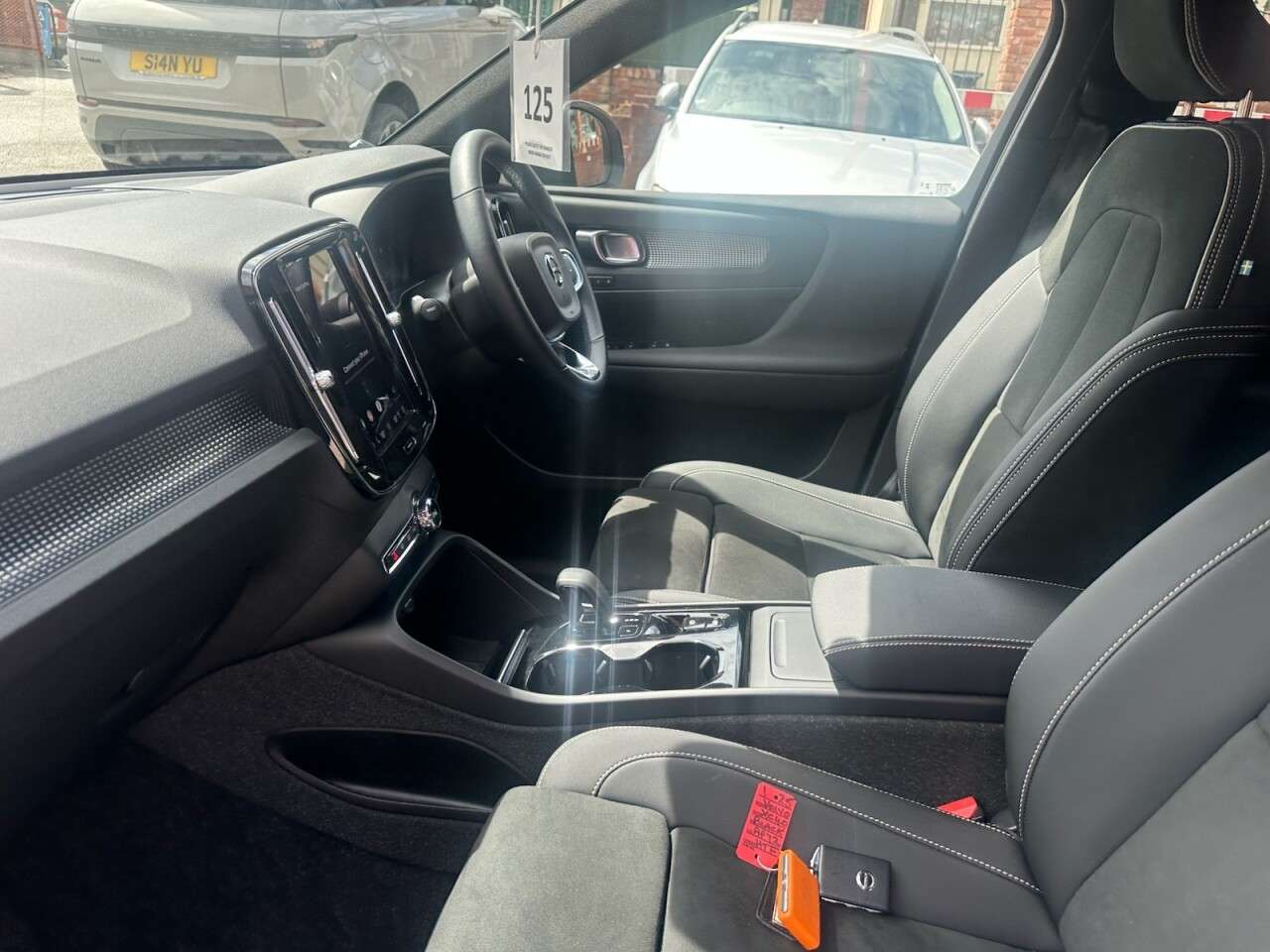 2023 VOLVO XC40 2023 VOLVO XC40