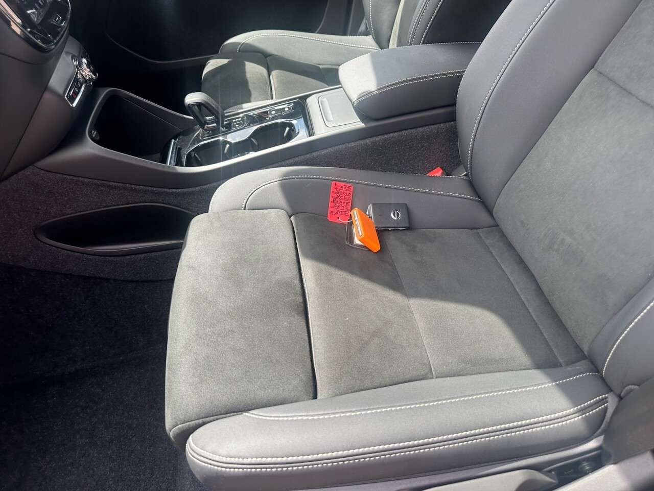 2023 VOLVO XC40 2023 VOLVO XC40