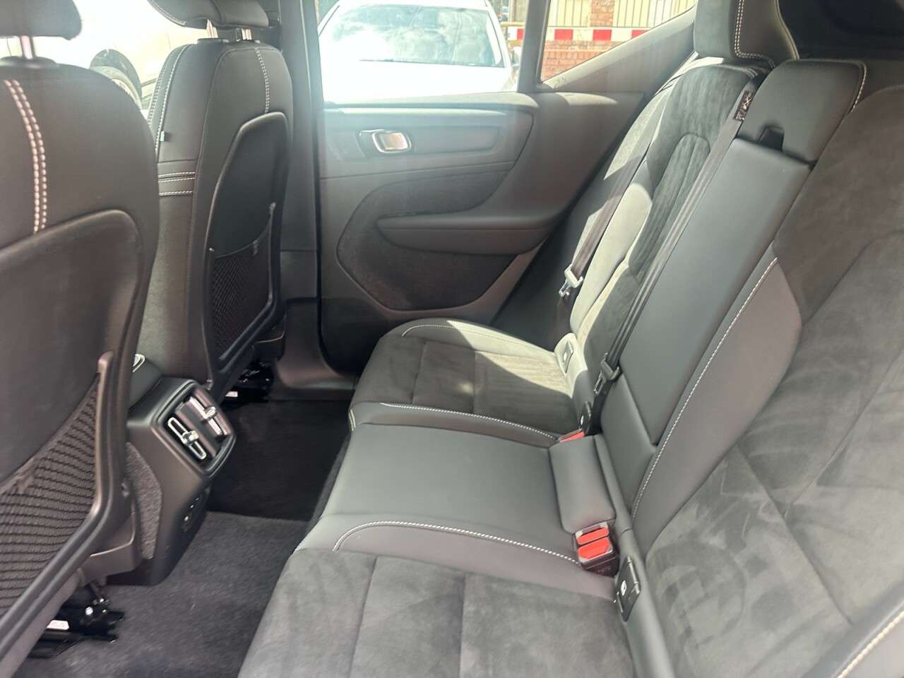 2023 VOLVO XC40 2023 VOLVO XC40