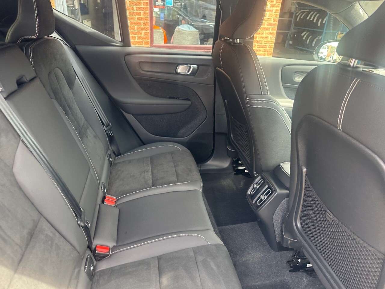 2023 VOLVO XC40 2023 VOLVO XC40