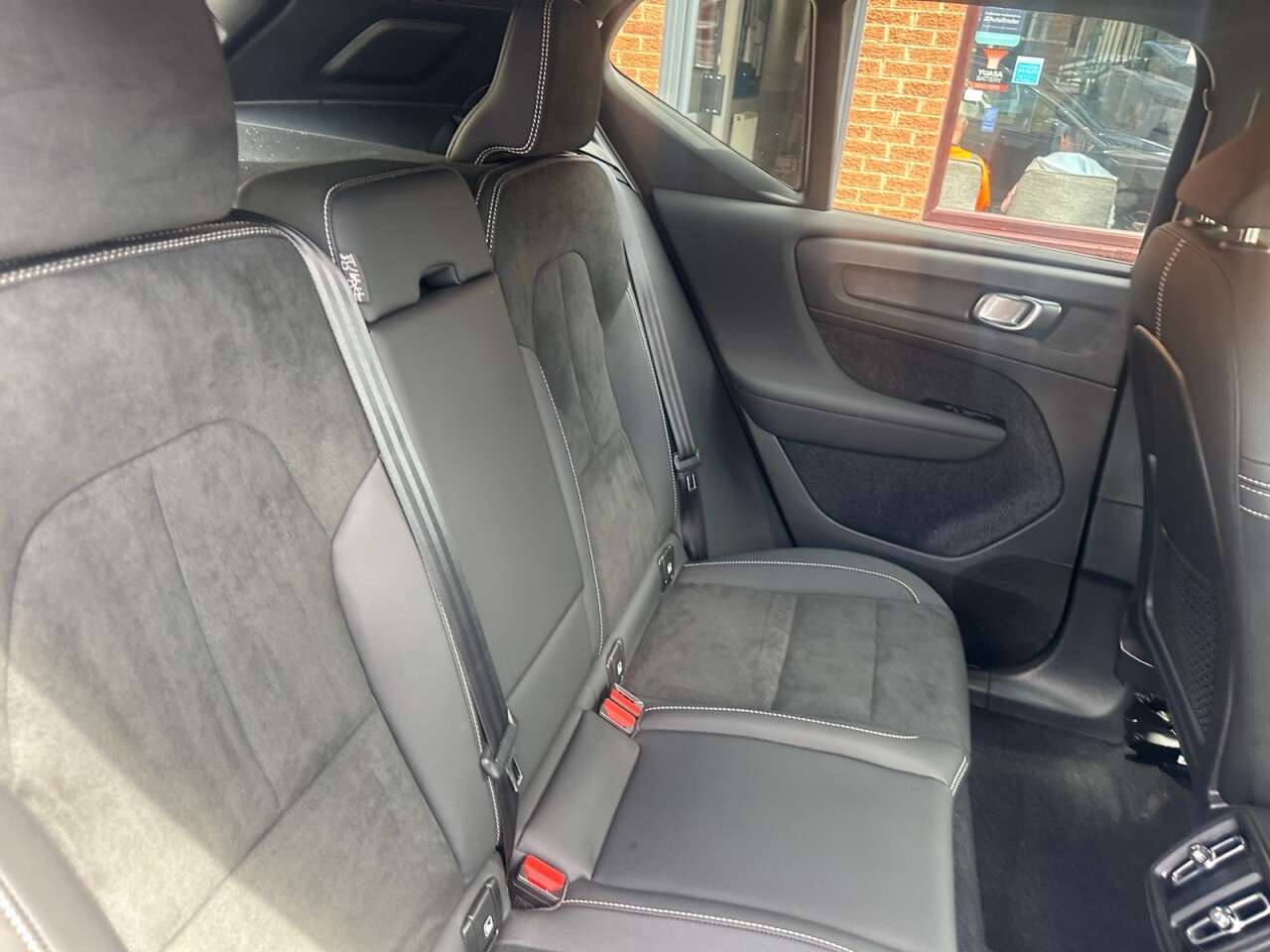 2023 VOLVO XC40 2023 VOLVO XC40