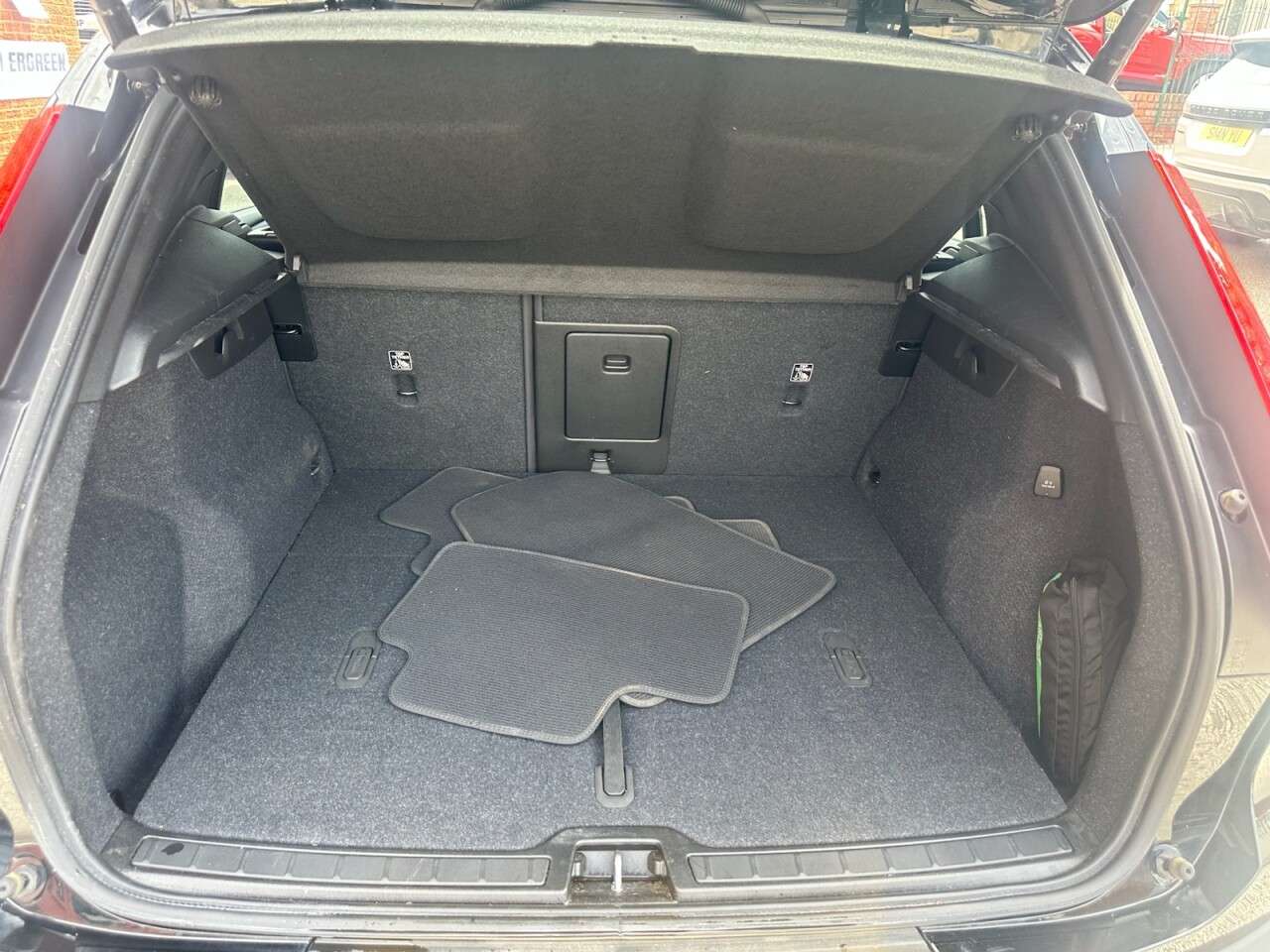2023 VOLVO XC40 2023 VOLVO XC40