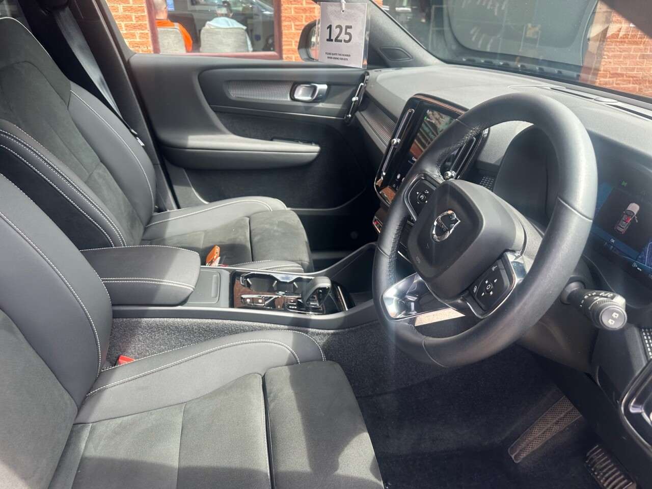 2023 VOLVO XC40 2023 VOLVO XC40