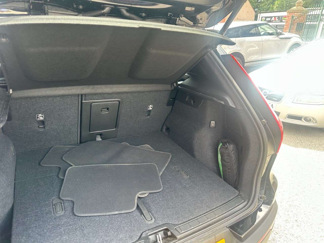 2023 VOLVO XC40 2023 VOLVO XC40