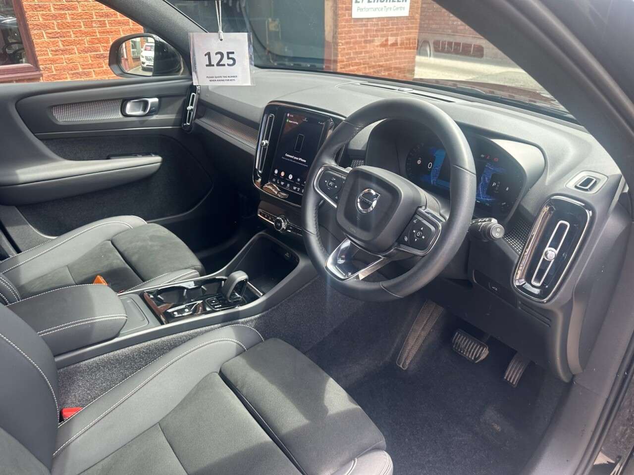 2023 VOLVO XC40 2023 VOLVO XC40