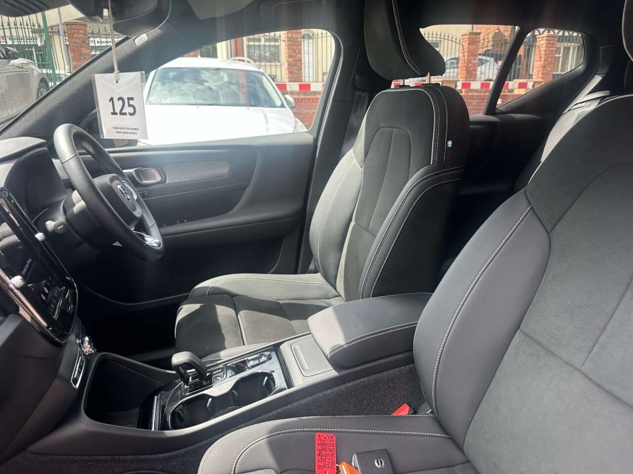 2023 VOLVO XC40 2023 VOLVO XC40