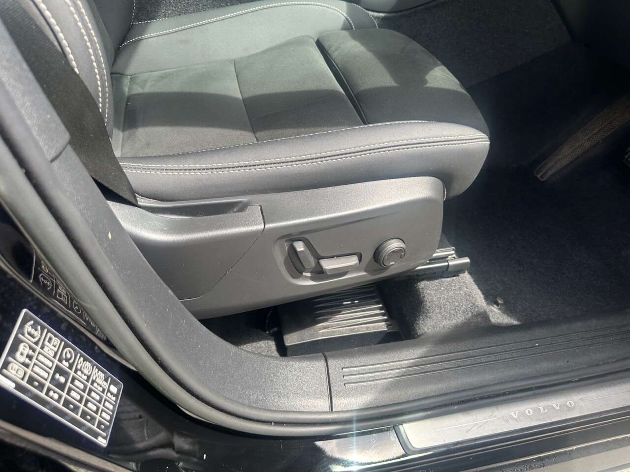 2023 VOLVO XC40 2023 VOLVO XC40