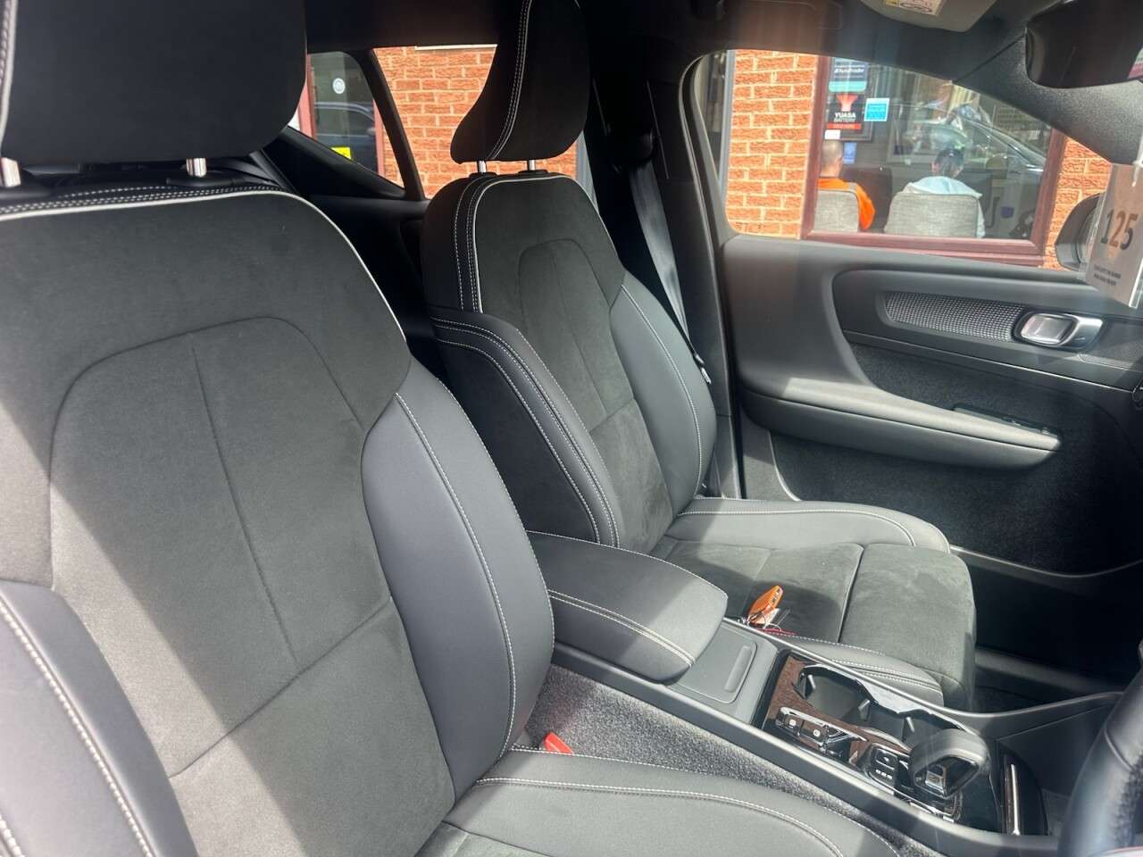 2023 VOLVO XC40 2023 VOLVO XC40