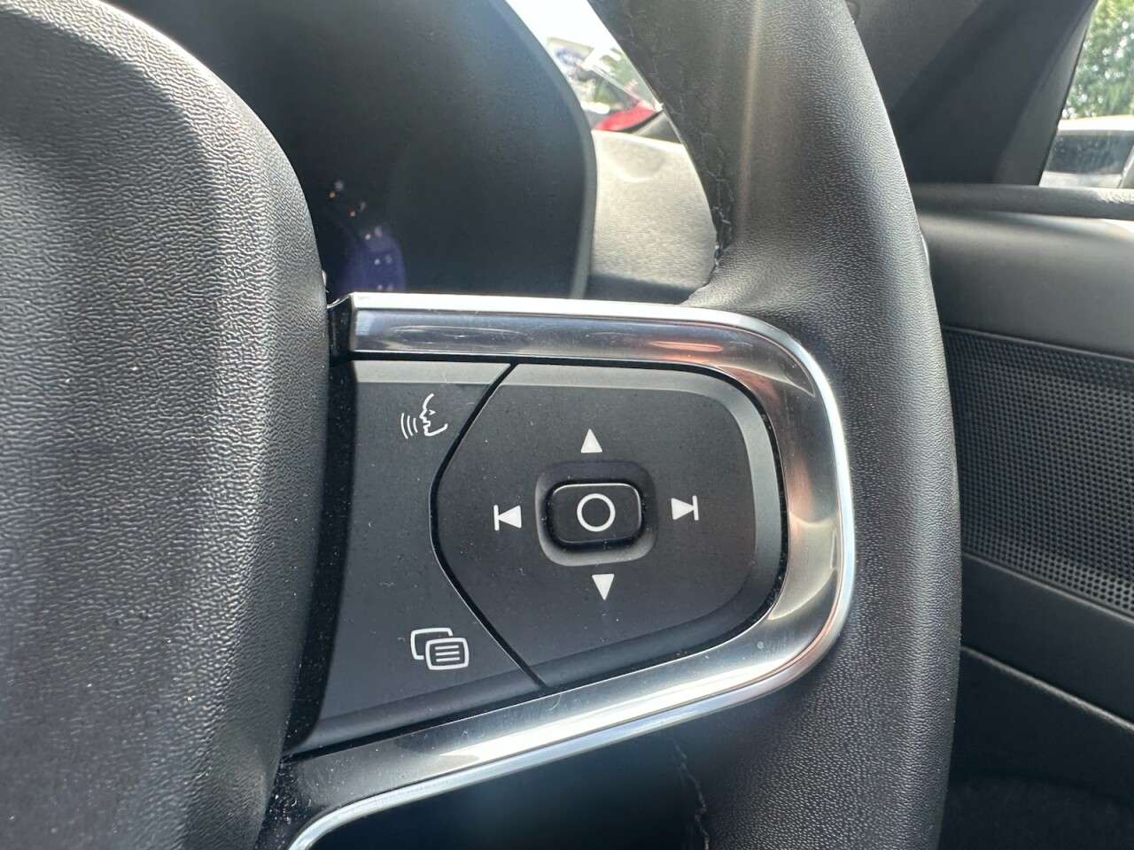 2023 VOLVO XC40 2023 VOLVO XC40