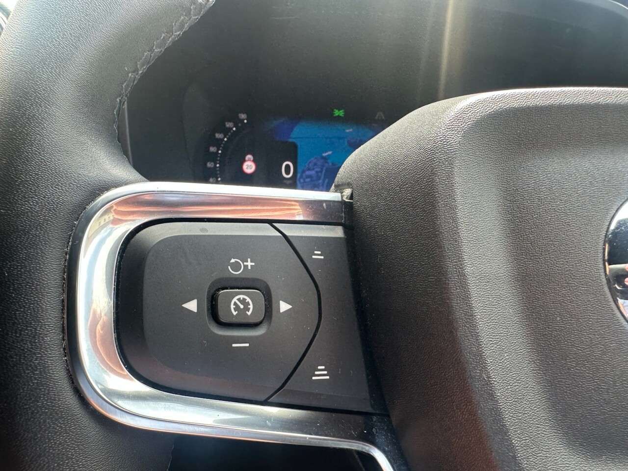 2023 VOLVO XC40 2023 VOLVO XC40