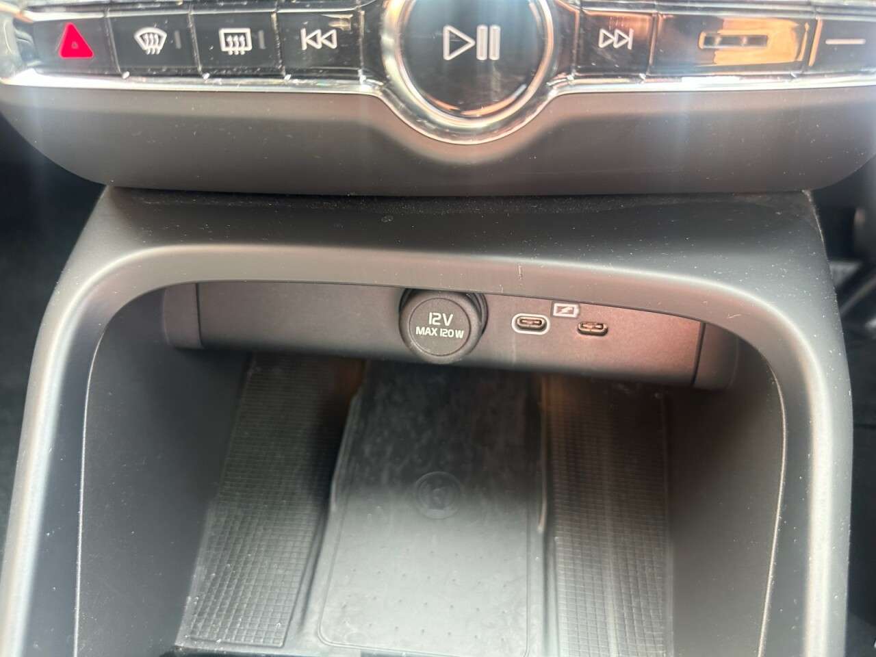 2023 VOLVO XC40 2023 VOLVO XC40