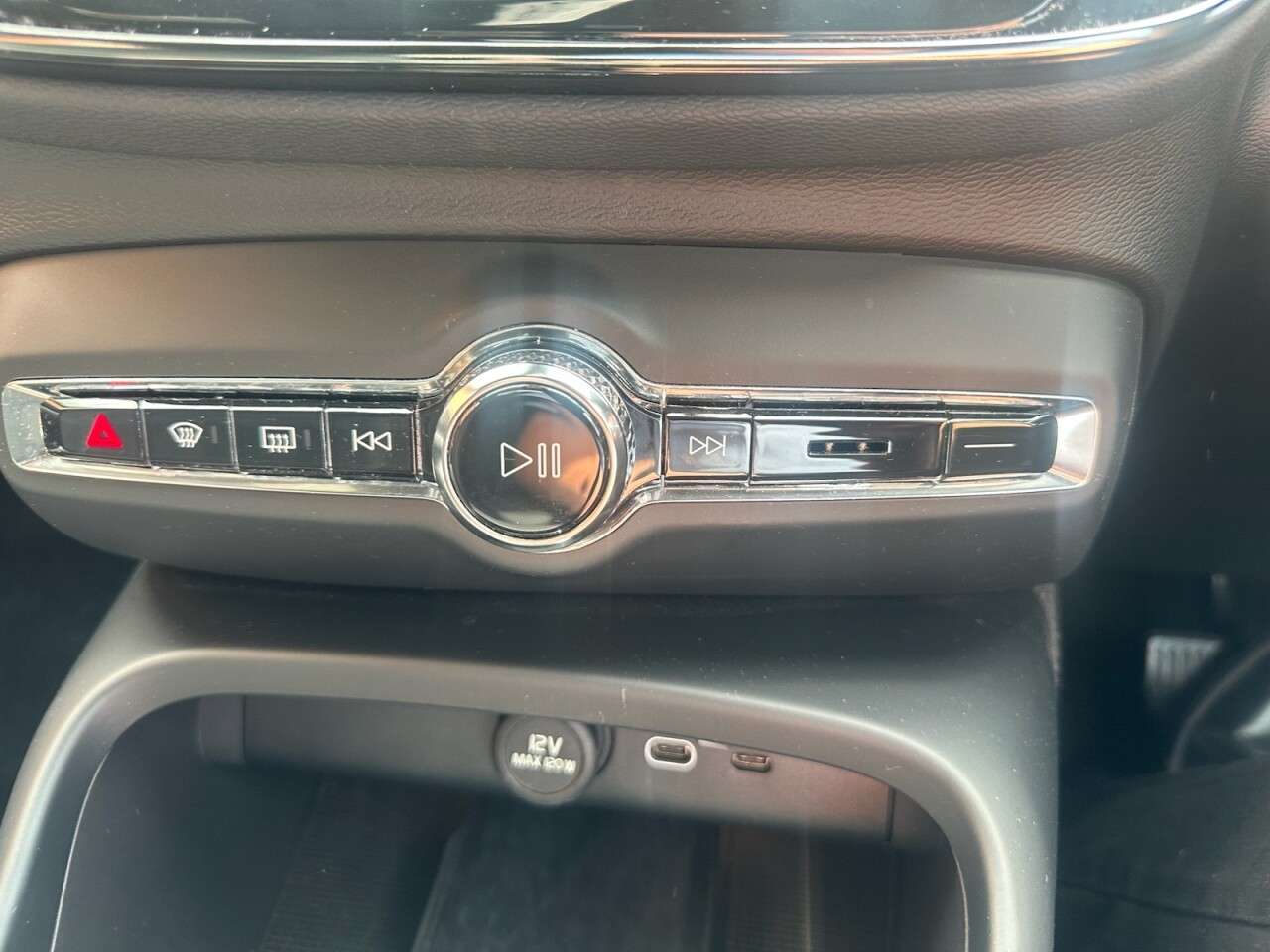 2023 VOLVO XC40 2023 VOLVO XC40