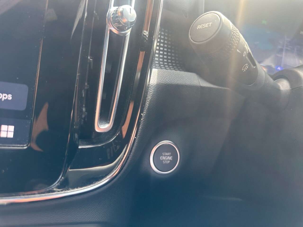 2023 VOLVO XC40 2023 VOLVO XC40