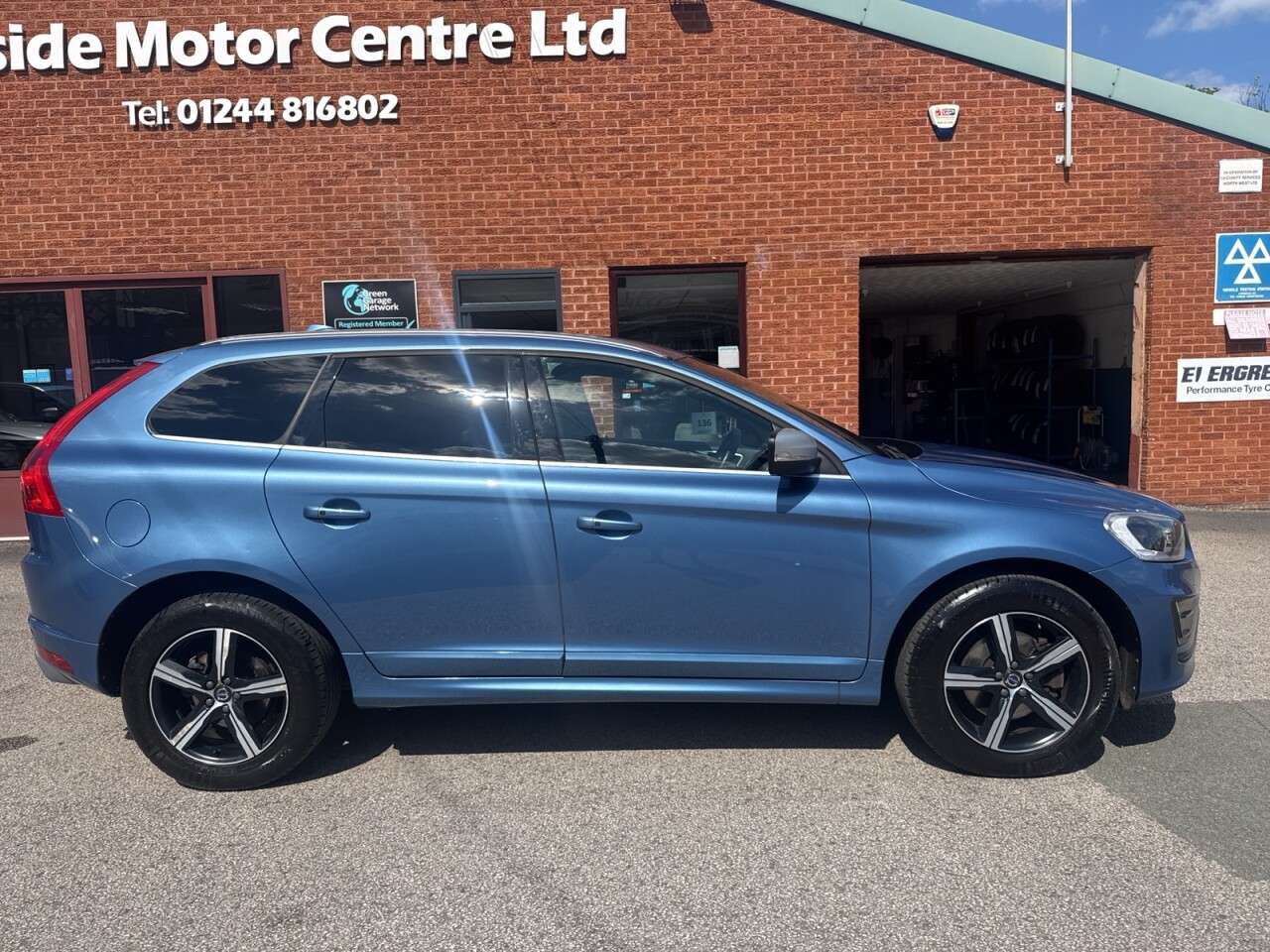 A 2017 VOLVO XC60 2.4 D4 R-Design Lux Nav SUV 5dr Diesel Auto AWD Euro 6 (s/s) (190 ps) Rear A 2017 VOLVO XC60 2.4 D4 R-Design Lux Nav SUV 5dr Diesel Auto AWD Euro 6 (s/s) (190 ps) Rear