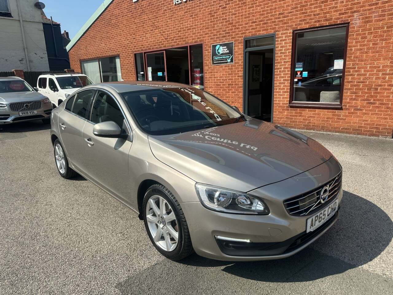 A 2015 VOLVO S60 1.5 T3 SE Saloon 4dr Petrol Auto Euro 6 (s/s) (152 ps) Front and rear parki A 2015 VOLVO S60 1.5 T3 SE Saloon 4dr Petrol Auto Euro 6 (s/s) (152 ps) Front and rear parki