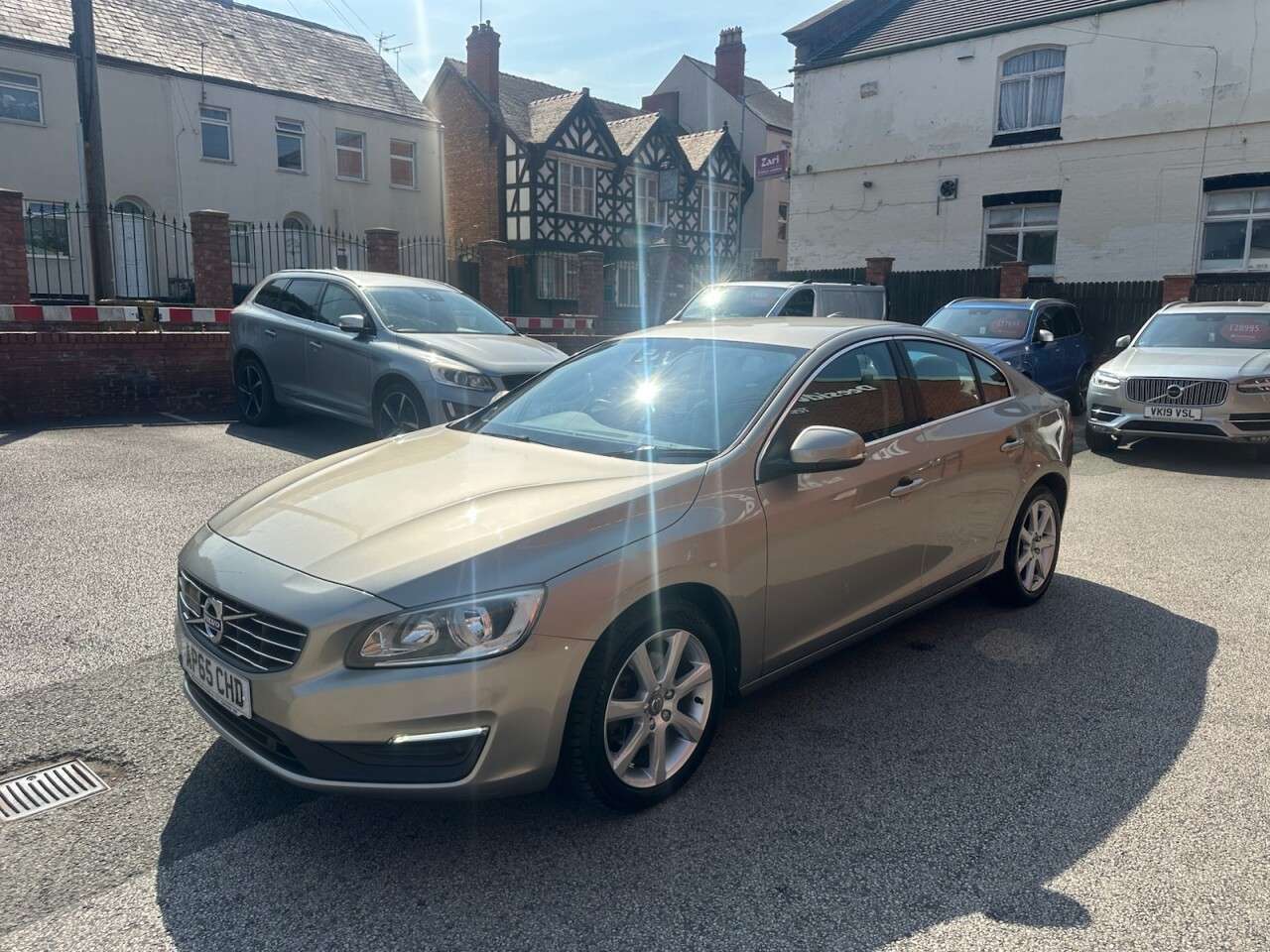 A 2015 VOLVO S60 1.5 T3 SE Saloon 4dr Petrol Auto Euro 6 (s/s) (152 ps) Front and rear parki A 2015 VOLVO S60 1.5 T3 SE Saloon 4dr Petrol Auto Euro 6 (s/s) (152 ps) Front and rear parki