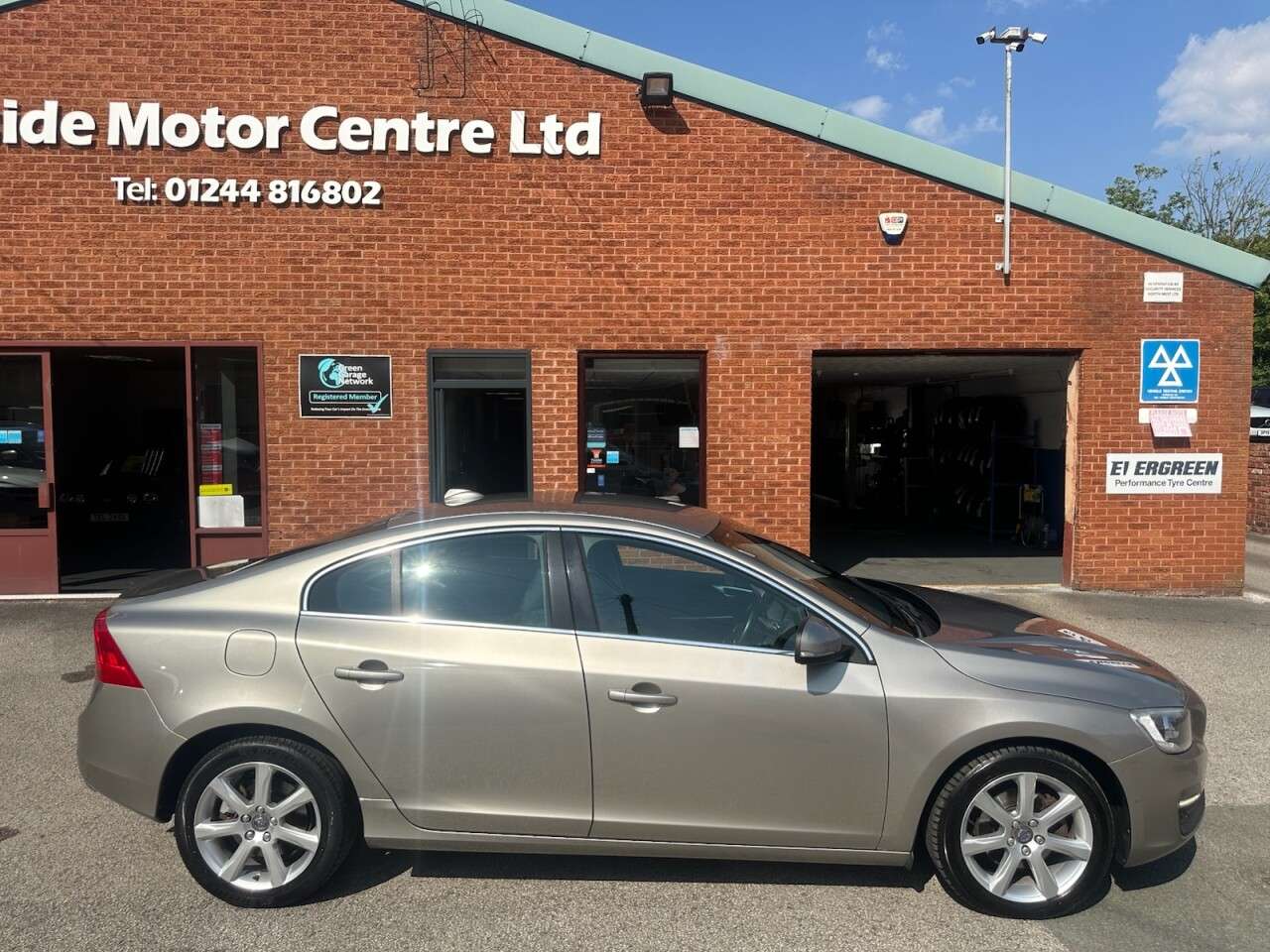 A 2015 VOLVO S60 1.5 T3 SE Saloon 4dr Petrol Auto Euro 6 (s/s) (152 ps) Front and rear parki A 2015 VOLVO S60 1.5 T3 SE Saloon 4dr Petrol Auto Euro 6 (s/s) (152 ps) Front and rear parki