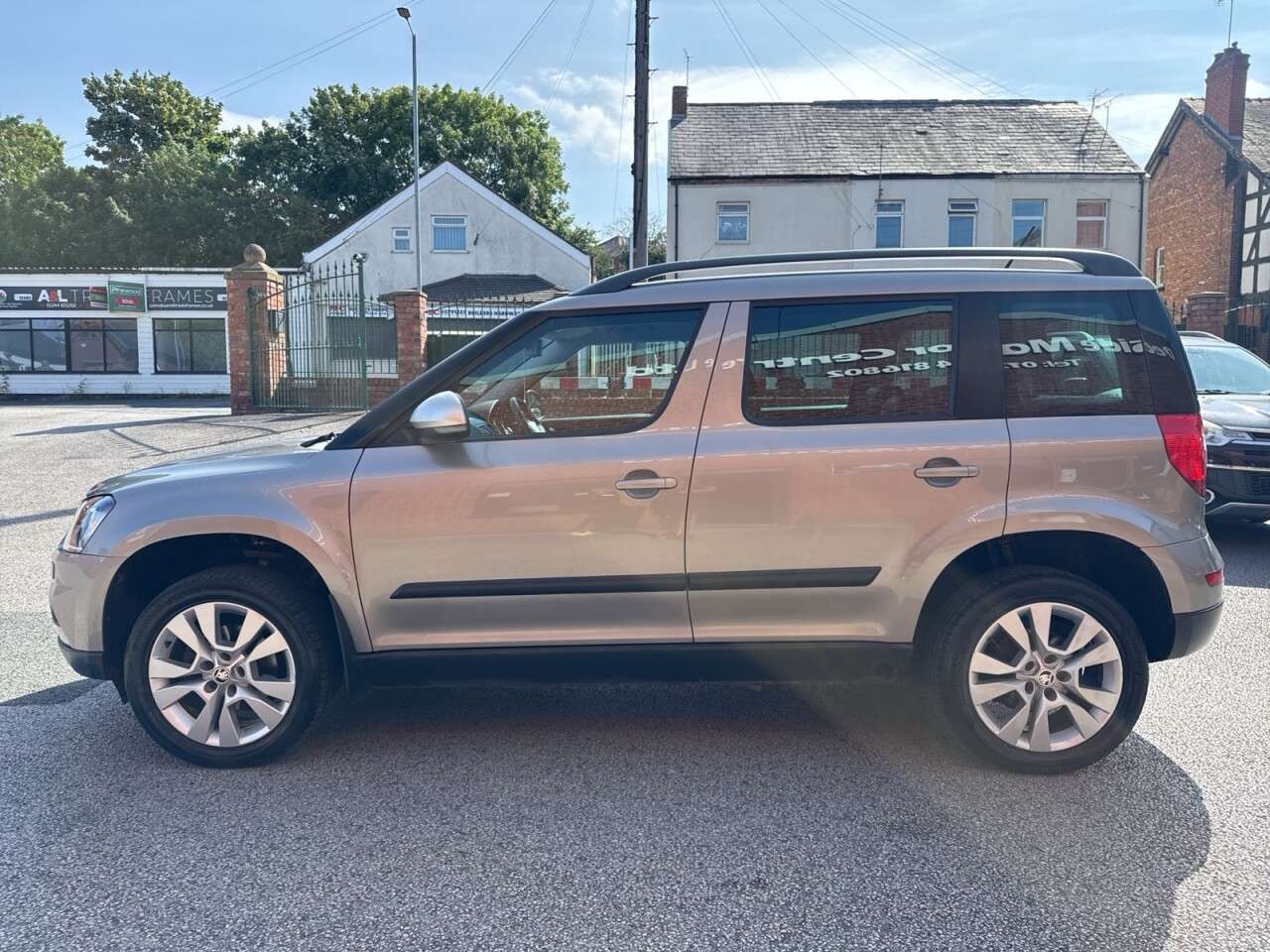 A 2015 SKODA YETI 2.0 TDI SE L Outdoor 5dr Diesel Manual 4WD Euro 6 (s/s) (150 ps) Rear parki A 2015 SKODA YETI 2.0 TDI SE L Outdoor 5dr Diesel Manual 4WD Euro 6 (s/s) (150 ps) Rear parki