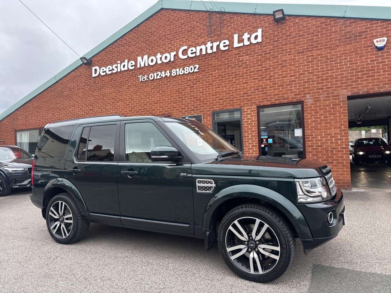 A 2014 LAND ROVER DISCOVERY 4 3.0 SD V6 HSE SUV 5dr Diesel Auto 4WD Euro 5 (s/s) (255 bhp) Rear view came A 2014 LAND ROVER DISCOVERY 4 3.0 SD V6 HSE SUV 5dr Diesel Auto 4WD Euro 5 (s/s) (255 bhp) Rear view came