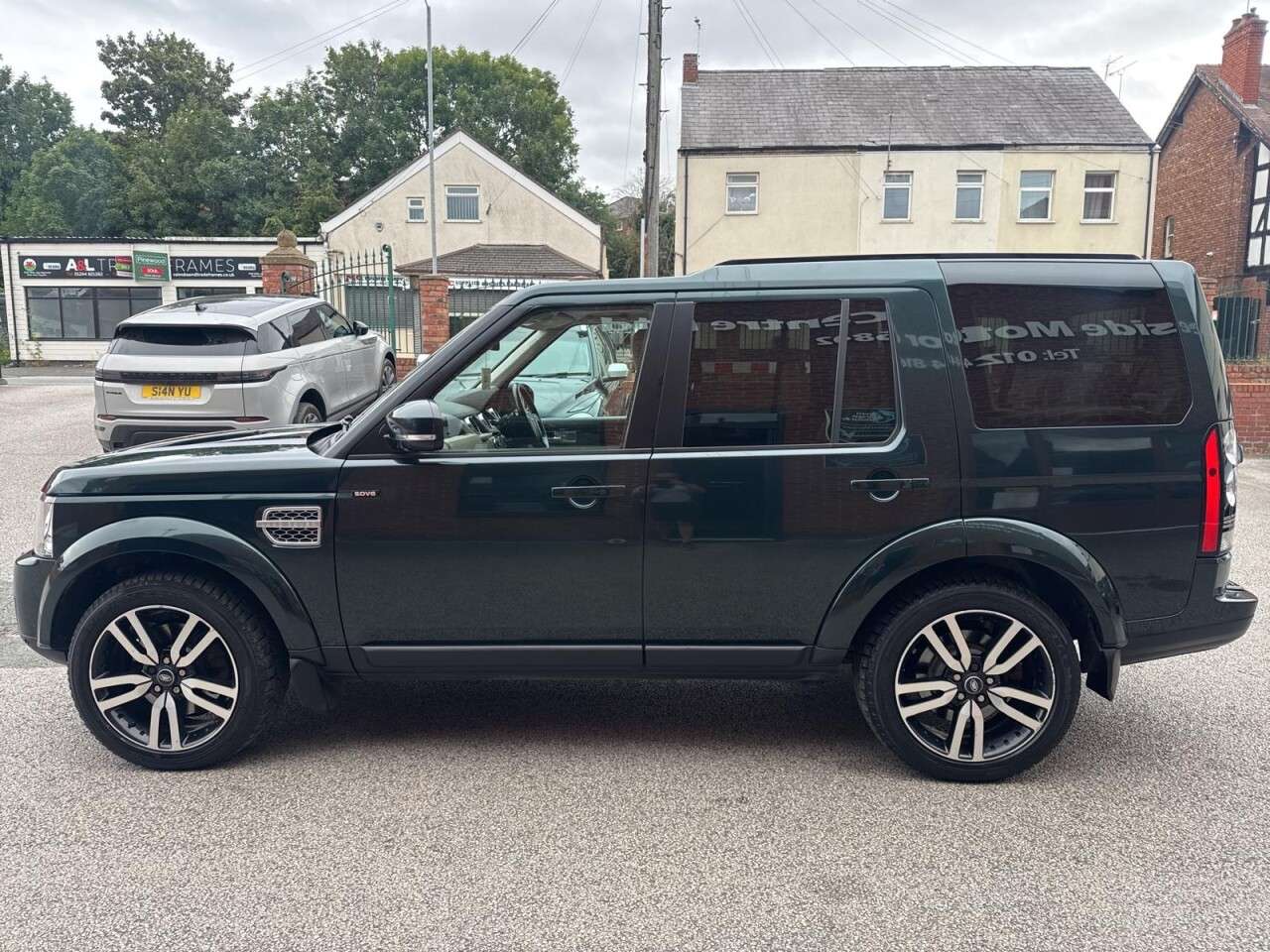 A 2014 LAND ROVER DISCOVERY 4 3.0 SD V6 HSE SUV 5dr Diesel Auto 4WD Euro 5 (s/s) (255 bhp) Rear view came A 2014 LAND ROVER DISCOVERY 4 3.0 SD V6 HSE SUV 5dr Diesel Auto 4WD Euro 5 (s/s) (255 bhp) Rear view came