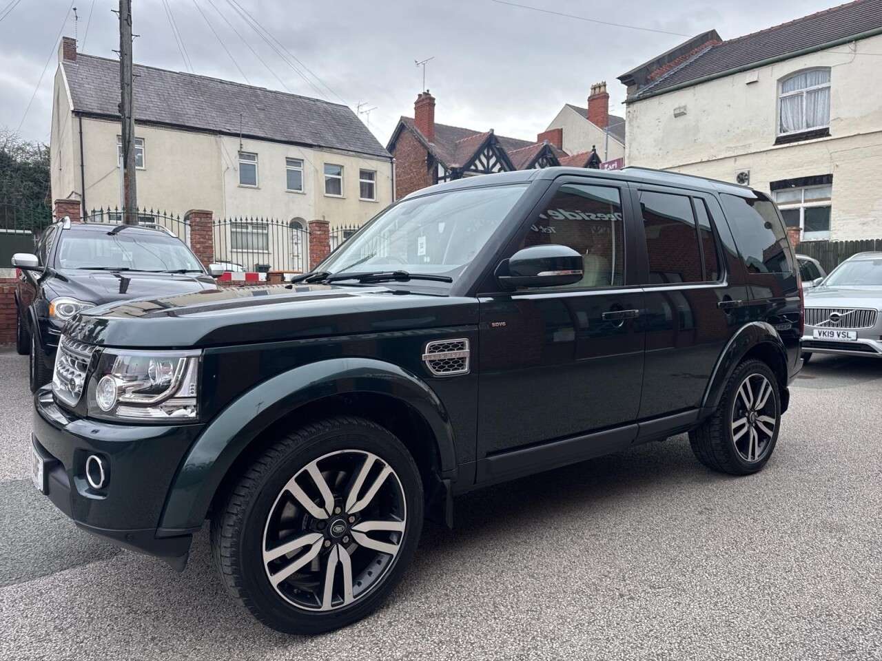 A 2014 LAND ROVER DISCOVERY 4 3.0 SD V6 HSE SUV 5dr Diesel Auto 4WD Euro 5 (s/s) (255 bhp) Rear view came A 2014 LAND ROVER DISCOVERY 4 3.0 SD V6 HSE SUV 5dr Diesel Auto 4WD Euro 5 (s/s) (255 bhp) Rear view came