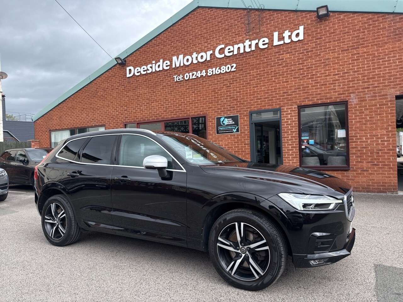A 2019 VOLVO XC60 2.0 D4 R-Design SUV 5dr Diesel Auto AWD Euro 6 (s/s) (190 ps) Front and rea A 2019 VOLVO XC60 2.0 D4 R-Design SUV 5dr Diesel Auto AWD Euro 6 (s/s) (190 ps) Front and rea