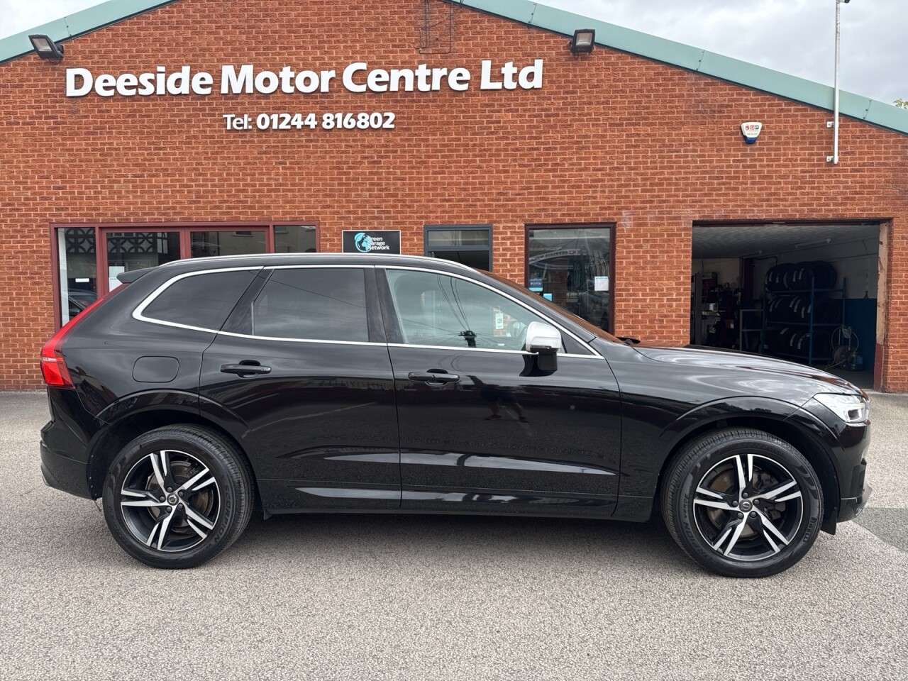 A 2019 VOLVO XC60 2.0 D4 R-Design SUV 5dr Diesel Auto AWD Euro 6 (s/s) (190 ps) Front and rea A 2019 VOLVO XC60 2.0 D4 R-Design SUV 5dr Diesel Auto AWD Euro 6 (s/s) (190 ps) Front and rea