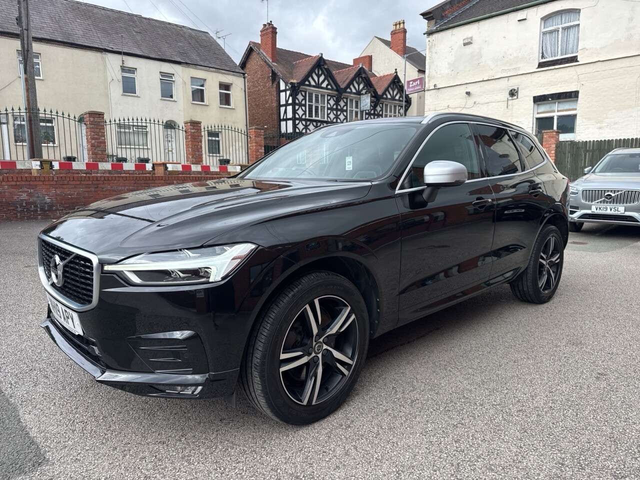 A 2019 VOLVO XC60 2.0 D4 R-Design SUV 5dr Diesel Auto AWD Euro 6 (s/s) (190 ps) Front and rea A 2019 VOLVO XC60 2.0 D4 R-Design SUV 5dr Diesel Auto AWD Euro 6 (s/s) (190 ps) Front and rea