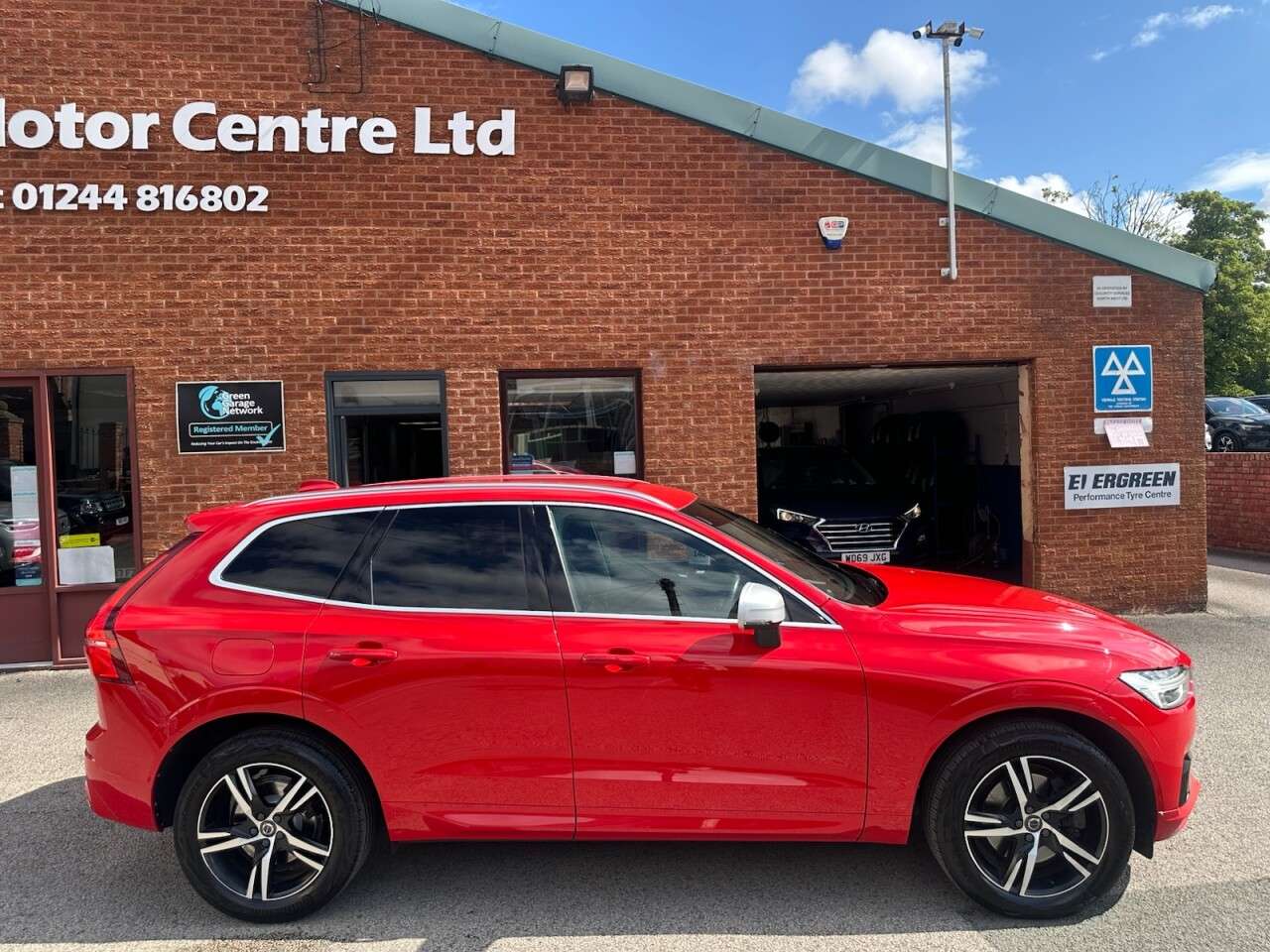 A 2018 VOLVO XC60 2.0 D4 R-Design SUV 5dr Diesel Auto AWD Euro 6 (s/s) (190 ps) Rear parking A 2018 VOLVO XC60 2.0 D4 R-Design SUV 5dr Diesel Auto AWD Euro 6 (s/s) (190 ps) Rear parking