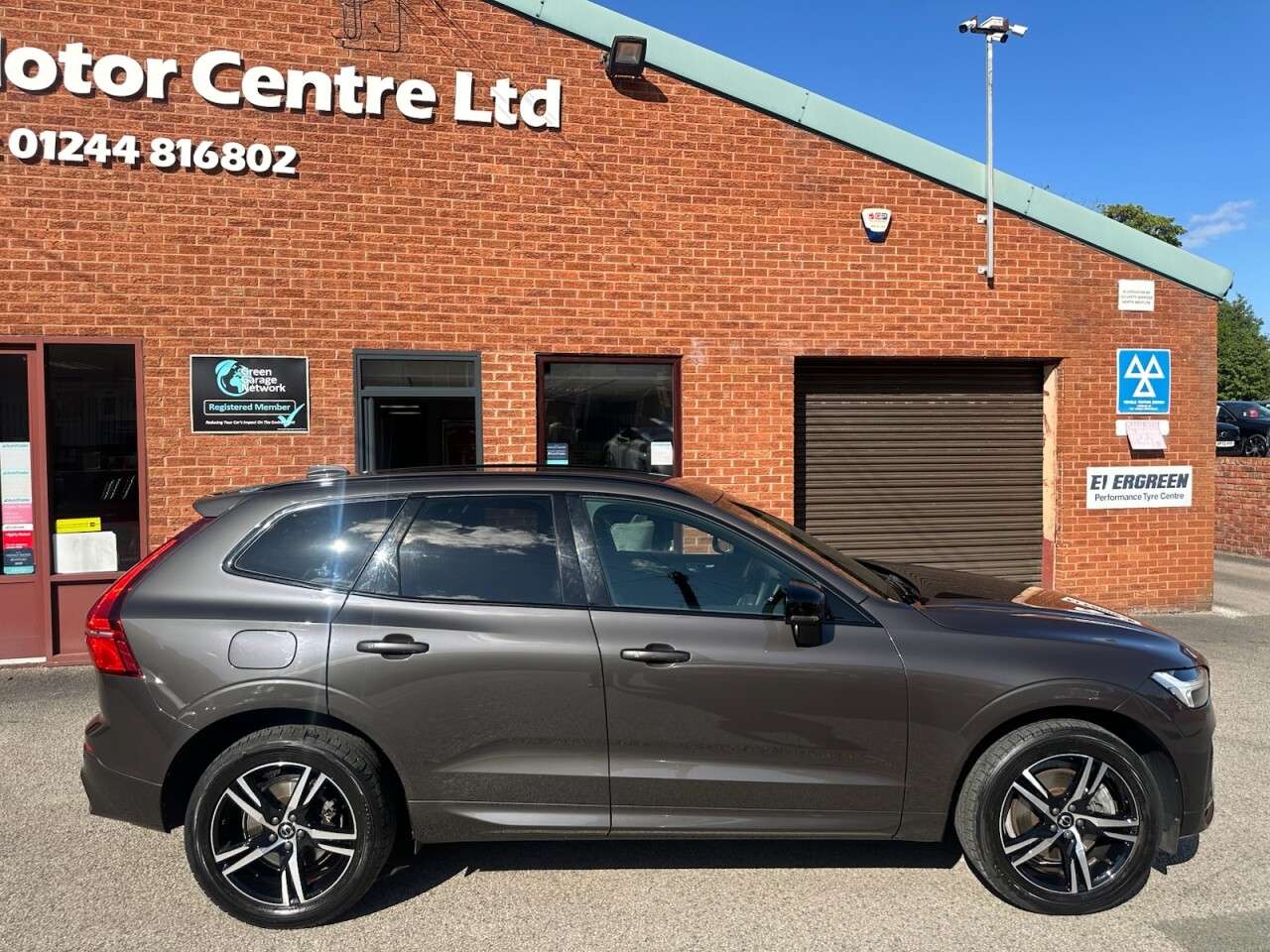 A 2022 VOLVO XC60 2.0 B5 MHEV R-Design SUV 5dr Petrol Hybrid Auto AWD Euro 6 (s/s) (250 ps) R A 2022 VOLVO XC60 2.0 B5 MHEV R-Design SUV 5dr Petrol Hybrid Auto AWD Euro 6 (s/s) (250 ps) R