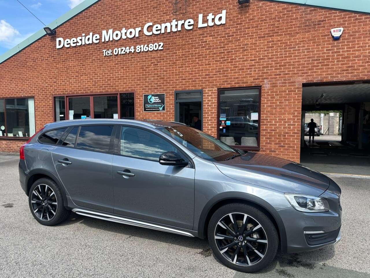A 2016 VOLVO V60 CROSS COUNTRY 2.4 D4 Lux Nav Estate 5dr Diesel Auto AWD Euro 6 (s/s) (190 ps) A 2016 VOLVO V60 CROSS COUNTRY 2.4 D4 Lux Nav Estate 5dr Diesel Auto AWD Euro 6 (s/s) (190 ps)