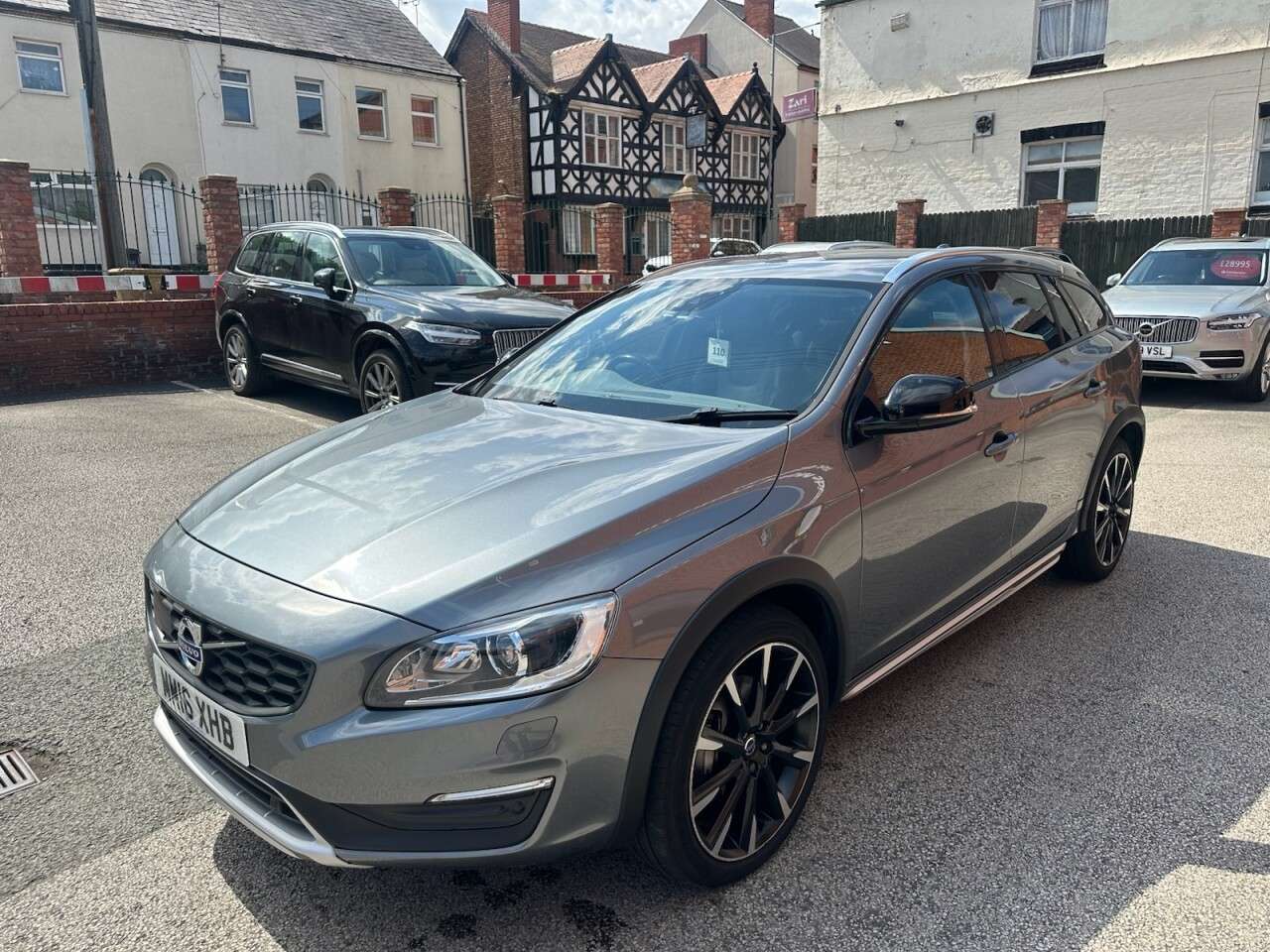 A 2016 VOLVO V60 CROSS COUNTRY 2.4 D4 Lux Nav Estate 5dr Diesel Auto AWD Euro 6 (s/s) (190 ps) A 2016 VOLVO V60 CROSS COUNTRY 2.4 D4 Lux Nav Estate 5dr Diesel Auto AWD Euro 6 (s/s) (190 ps)
