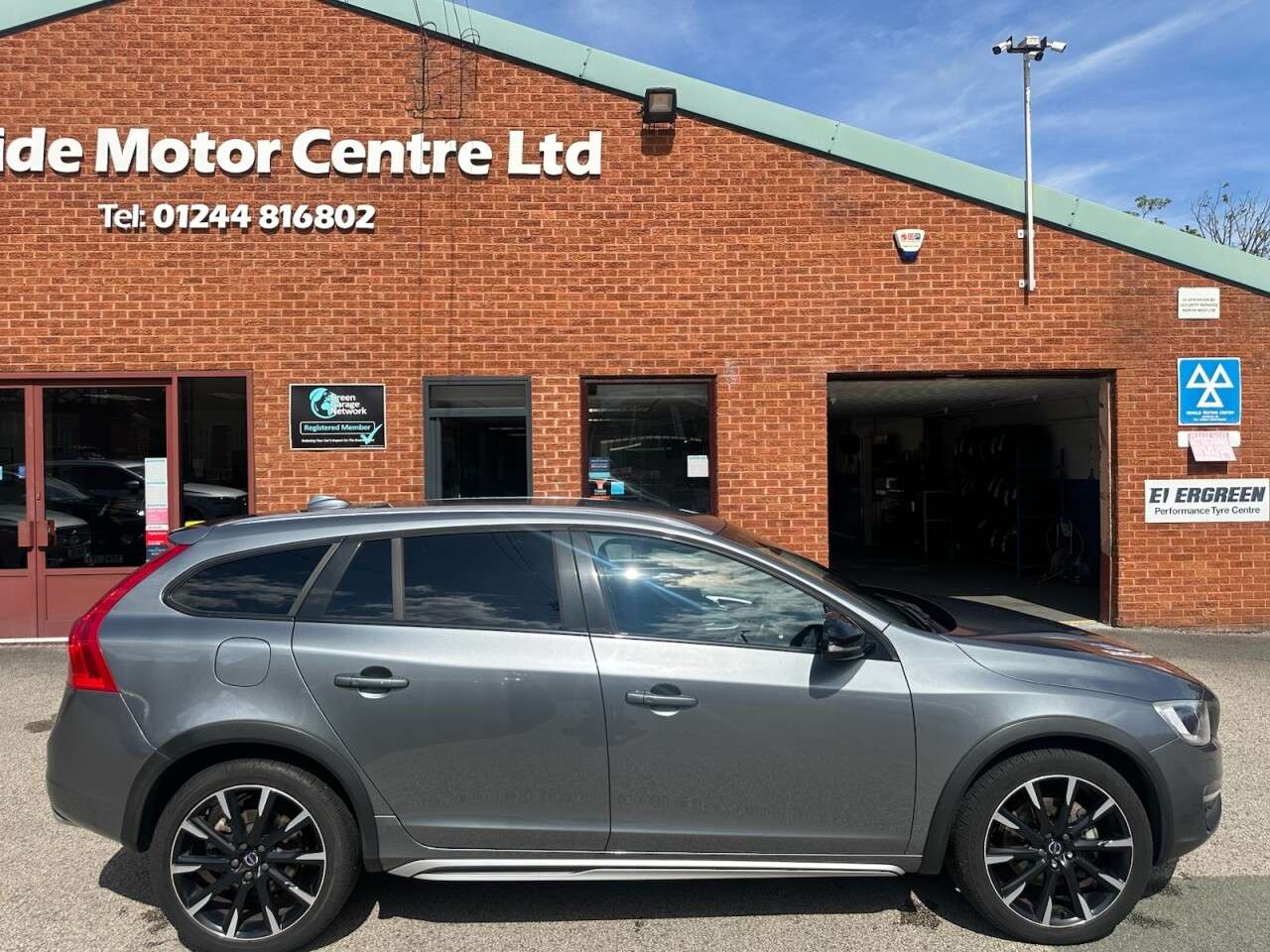 A 2016 VOLVO V60 CROSS COUNTRY 2.4 D4 Lux Nav Estate 5dr Diesel Auto AWD Euro 6 (s/s) (190 ps) A 2016 VOLVO V60 CROSS COUNTRY 2.4 D4 Lux Nav Estate 5dr Diesel Auto AWD Euro 6 (s/s) (190 ps)