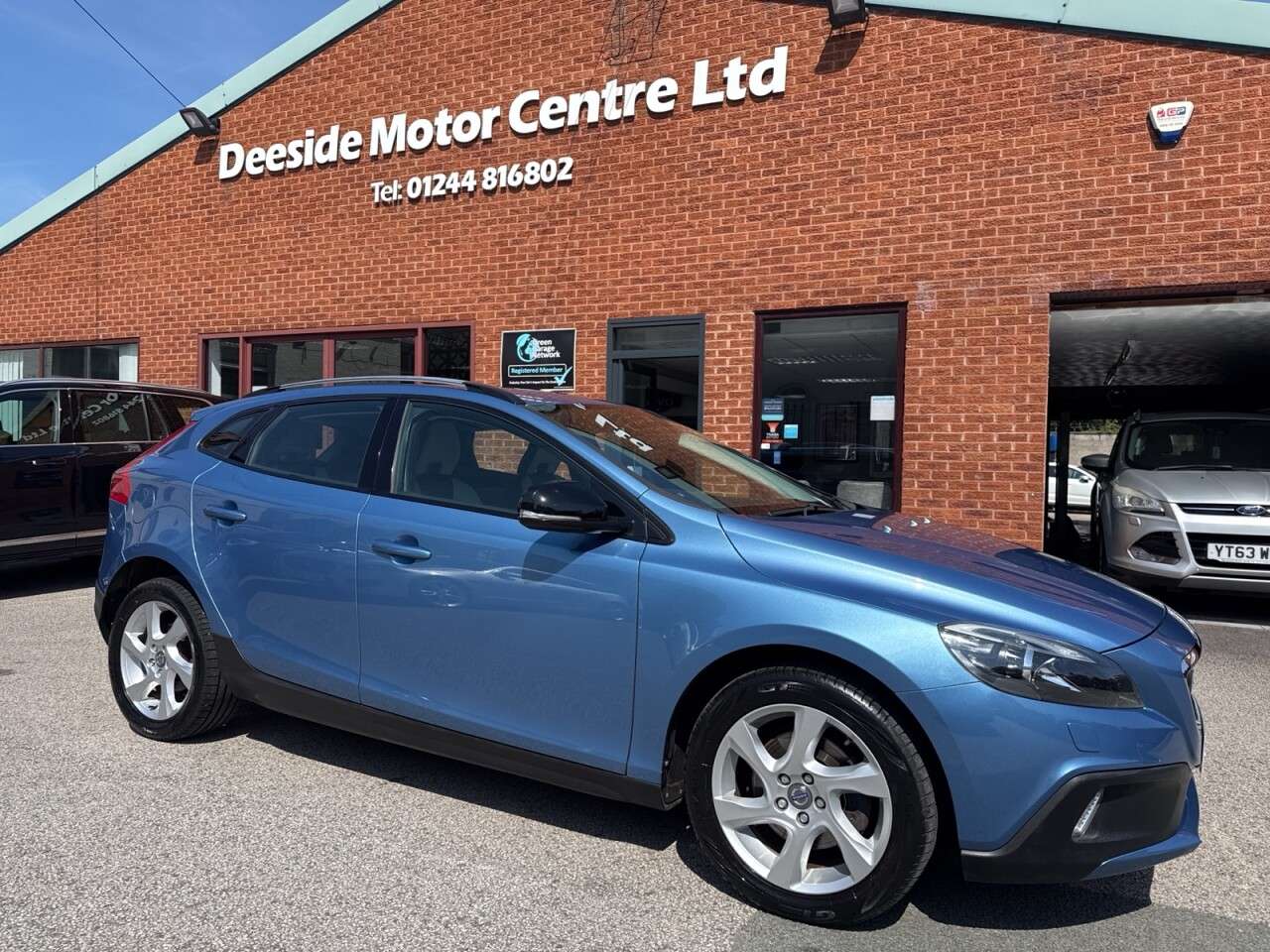A 2014 VOLVO V40 CROSS COUNTRY 1.6 D2 Lux Hatchback 5dr Diesel Powershift Euro 5 (s/s) (115 ps) A 2014 VOLVO V40 CROSS COUNTRY 1.6 D2 Lux Hatchback 5dr Diesel Powershift Euro 5 (s/s) (115 ps)
