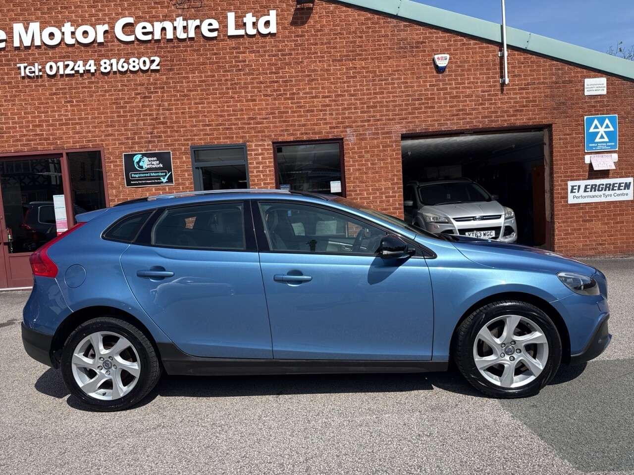 A 2014 VOLVO V40 CROSS COUNTRY 1.6 D2 Lux Hatchback 5dr Diesel Powershift Euro 5 (s/s) (115 ps) A 2014 VOLVO V40 CROSS COUNTRY 1.6 D2 Lux Hatchback 5dr Diesel Powershift Euro 5 (s/s) (115 ps)